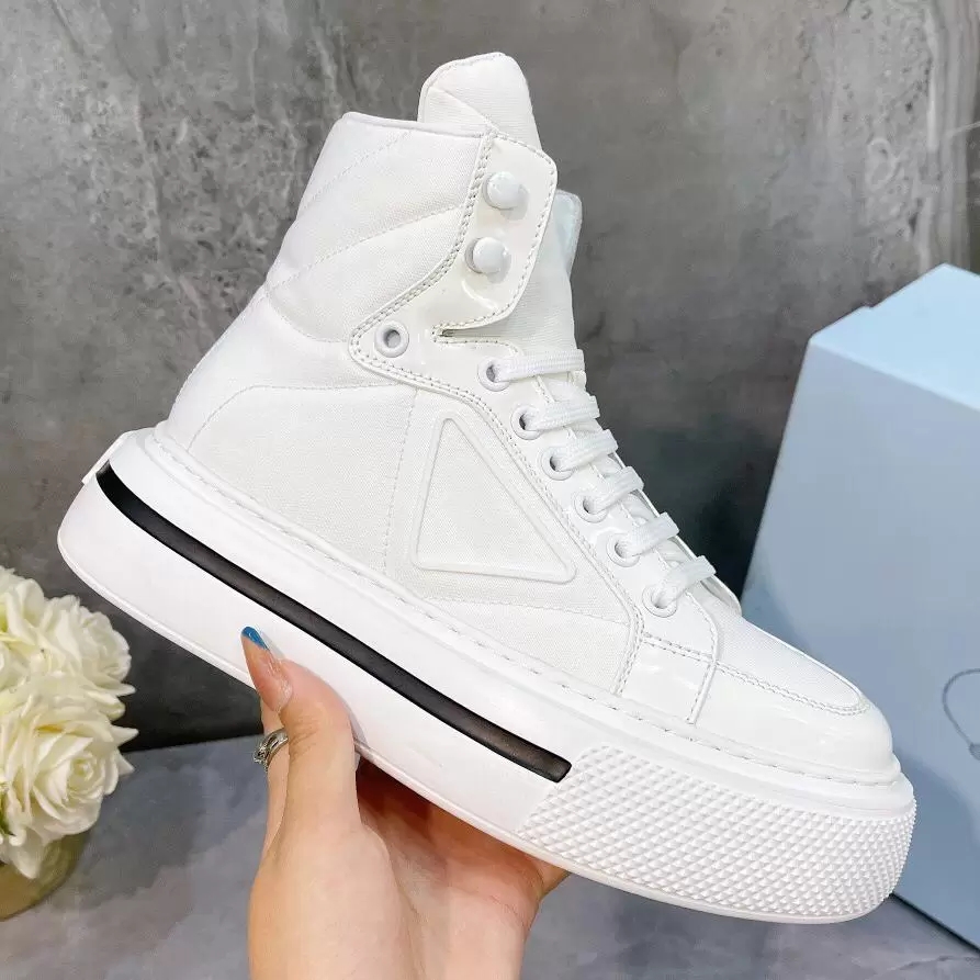 Designer Casual Shoes Macro Re-Nylon Sneakers Women Shiny Leathe Recycled Nylon Trainers Lightweight Perforated Rubber Platform Sneaker
Designer Casual Shoes Macro Re-Nylon Sneakers Women Shiny Leathe Recycled Nylon Trainers Lightweight Perforated Rubber Platform Sneaker