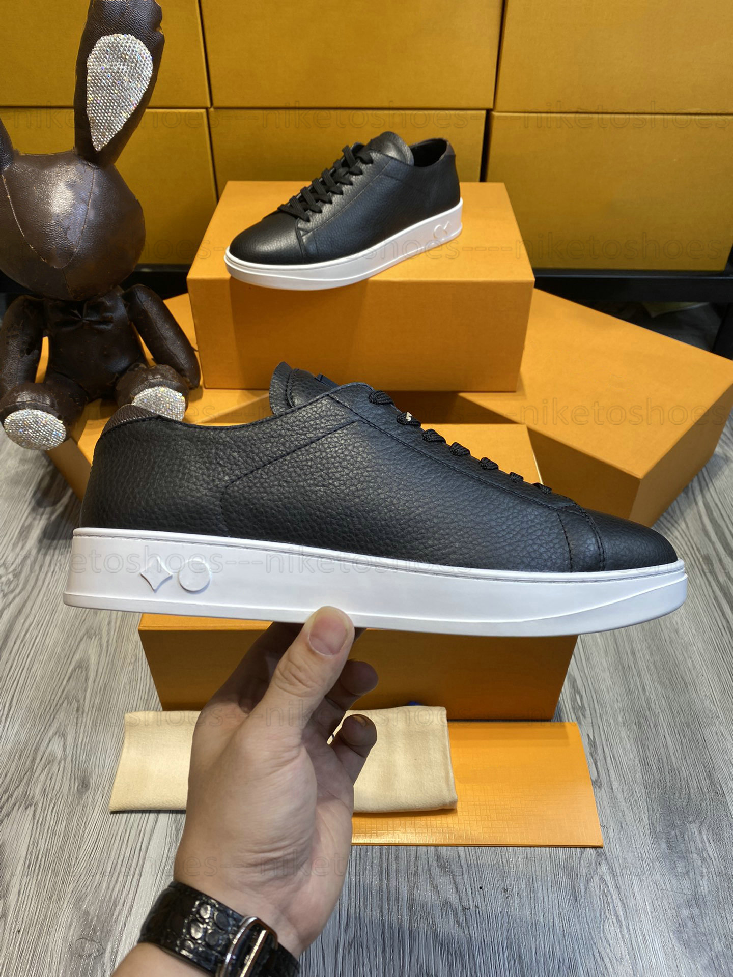 2022ss Resort Sneaker Black Grained Calf Leather Trainers Shoes Mens Luxurys Designer Sneakers Monograms Flowers Printed Logo Runner Trainer Casual Shoe, 01
2022ss Resort Sneaker Black Grained Calf Leather Trainers Shoes Mens Luxurys Designer Sneakers Monograms Flowers Printed Logo Runner Trainer Casual Shoe, 01