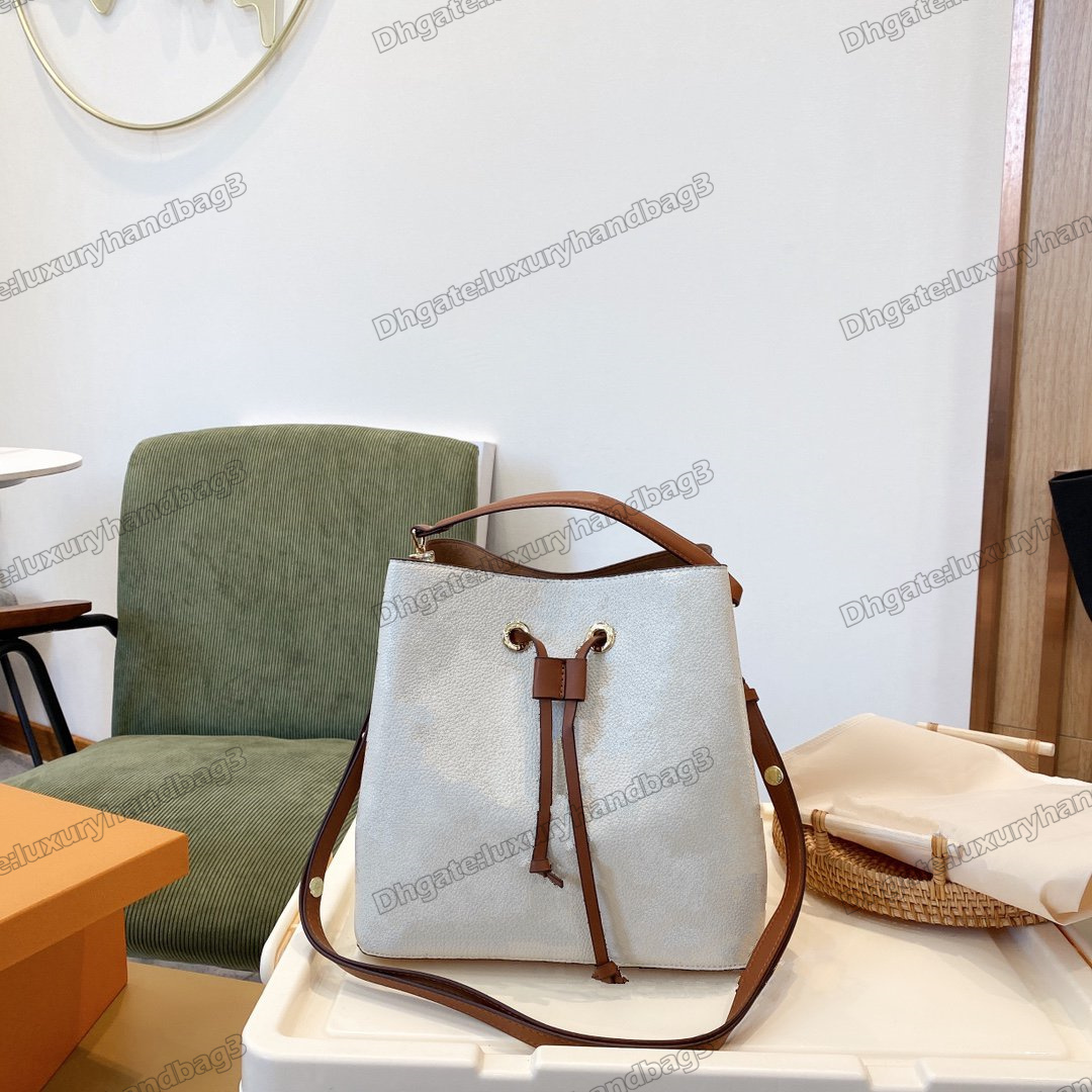 Colorful Leather NEO NOE Designer Bucket Bag Two-Color Monograms Luxurys Designers MM Bags Beach Purse Wallet Travel Hobo Drawstring Shoulder Cross Body
Colorful Leather NEO NOE Designer Bucket Bag Two-Color Monograms Luxurys Designers MM Bags Beach Purse Wallet Travel Hobo Drawstring Shoulder Cross Body