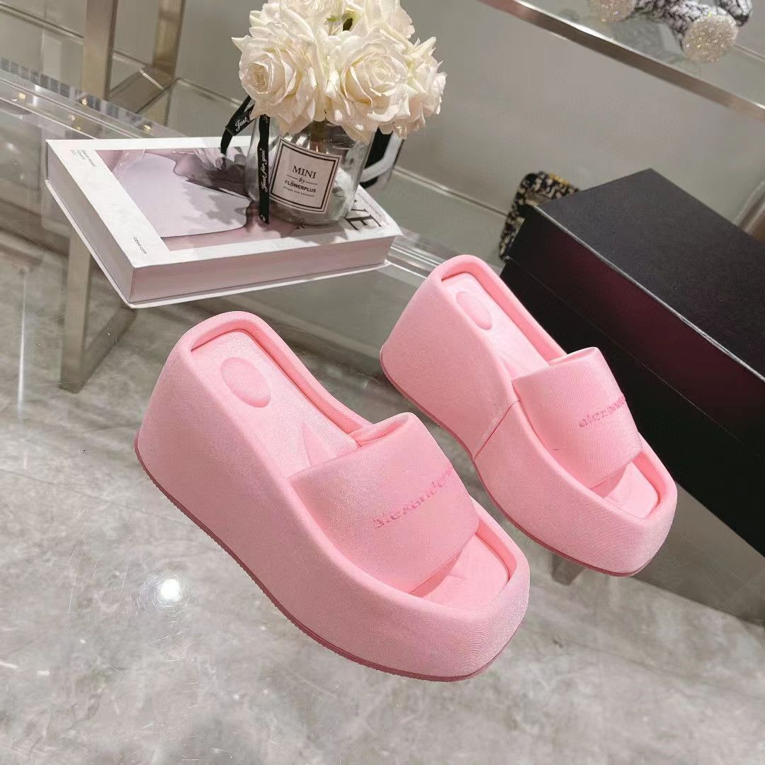 Thick-soled high-heel slippers OP157 for women 2022 summer new loose cake bottom wearing a high and thin non-slip wedge temperament single shoes, Mode other model contact with us
Thick-soled high-heel slippers OP157 for women 2022 summer new loose cake bottom wearing a high and thin non-slip wedge temperament single shoes, Mode other model contact with us