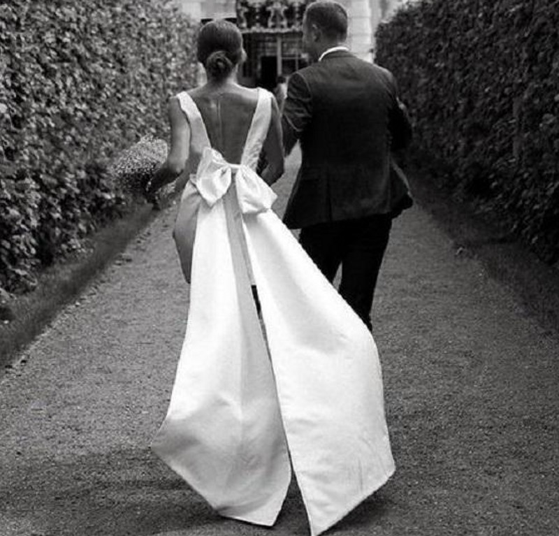 Sexy Short Mini Satin V Neck Wedding Dress Large Bow Custom Made Plus Size Open Back Garden Bridal Gowns Vestido de Novia Robe Mariee