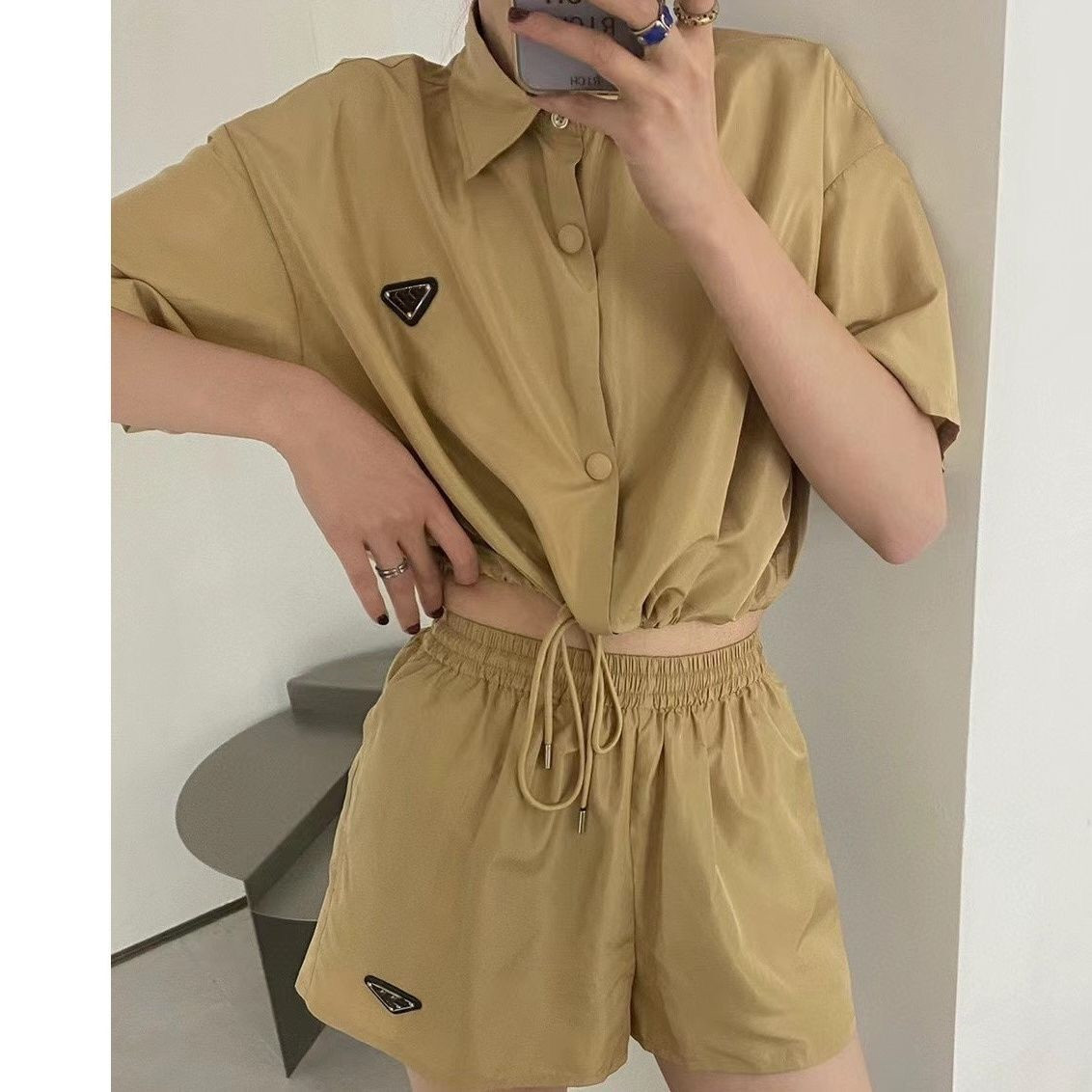 Women's Tracksuits European station triangle short label drawstring shirt short sleeves high waist retro niche casual shorts set female tide, Boxs
Women's Tracksuits European station triangle short label drawstring shirt short sleeves high waist retro niche casual shorts set female tide, Boxs