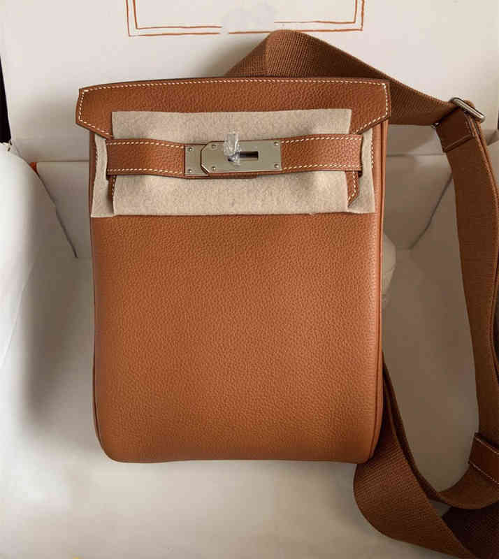 Mini A Dos mens bag handmde quality brand handbag togo Leather wax line stitching brown trench etc colors wholesale price in stock fast, Etoupe
Mini A Dos mens bag handmde quality brand handbag togo Leather wax line stitching brown trench etc colors wholesale price in stock fast, Etoupe
