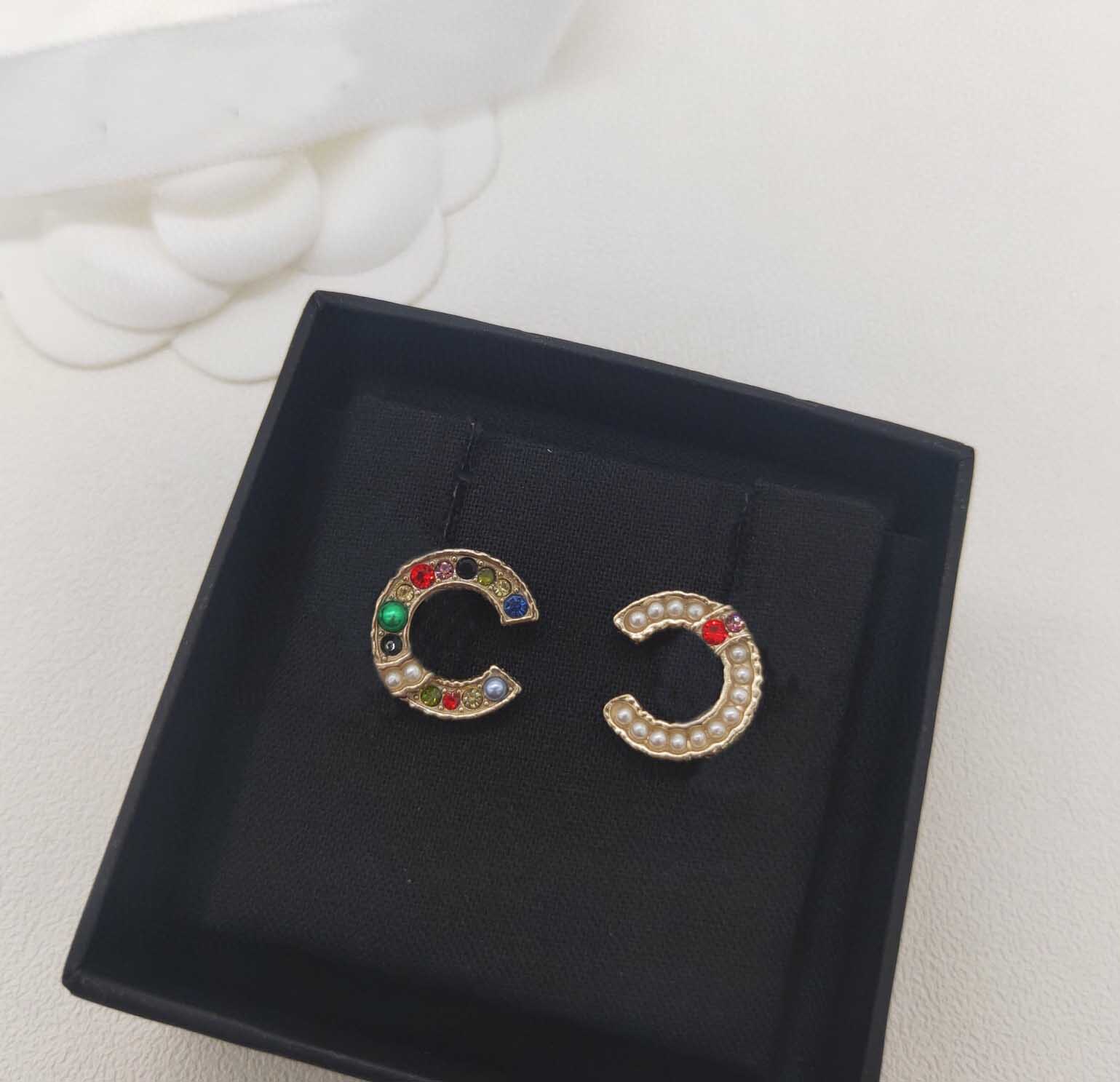 2022 Top quality Charm stud earring in 18k gold plated with colorful nature shell beads for women wedding jewelry gift have box gift PS7811
2022 Top quality Charm stud earring in 18k gold plated with colorful nature shell beads for women wedding jewelry gift have box gift PS7811