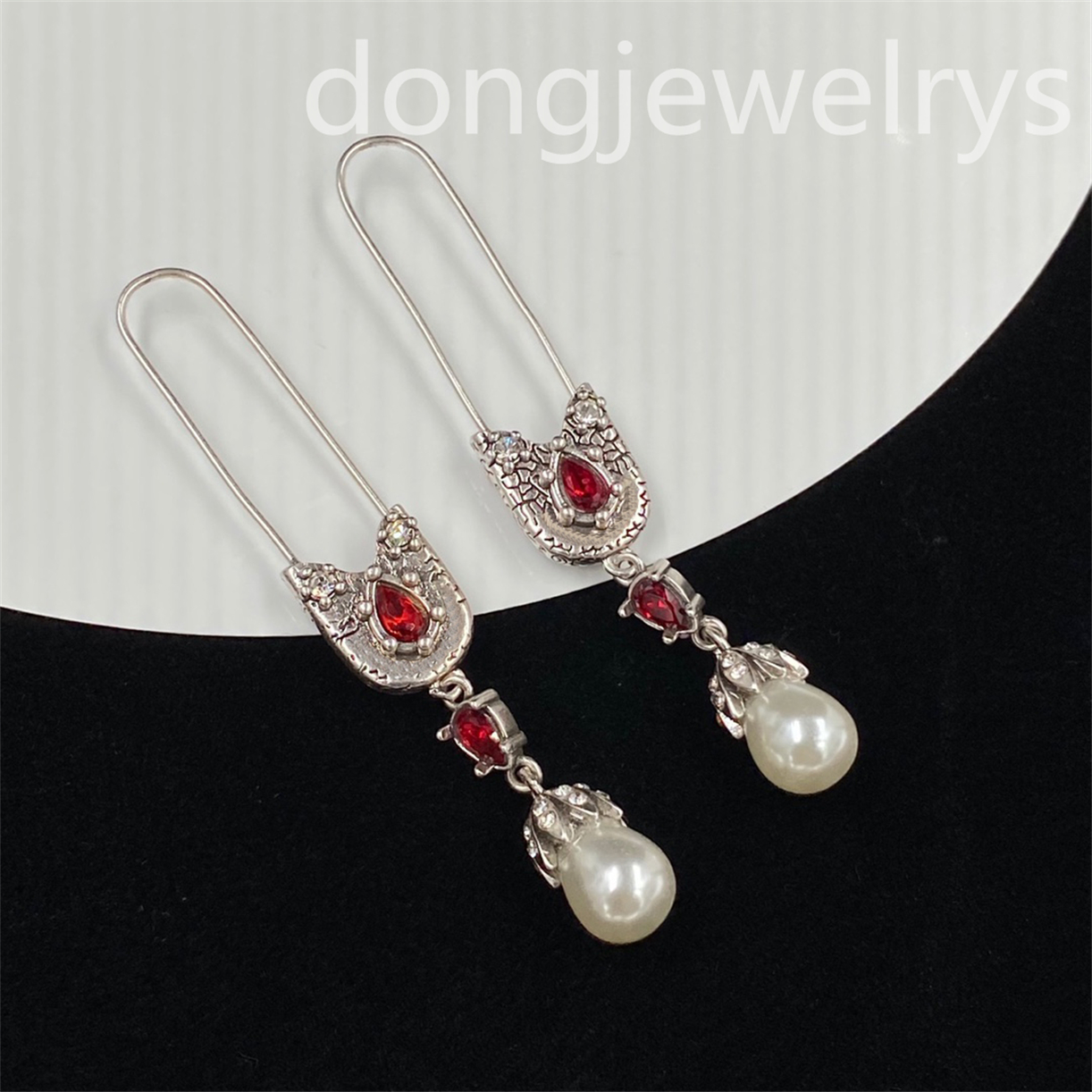 Wedding Hoop Huggie Fashion Earring Designer Classic Pearl Earring Exquisite Charm Stud Women Luxury Earings Dongjewelrys Ladies Bague Ear Cuff
Wedding Hoop Huggie Fashion Earring Designer Classic Pearl Earring Exquisite Charm Stud Women Luxury Earings Dongjewelrys Ladies Bague Ear Cuff
