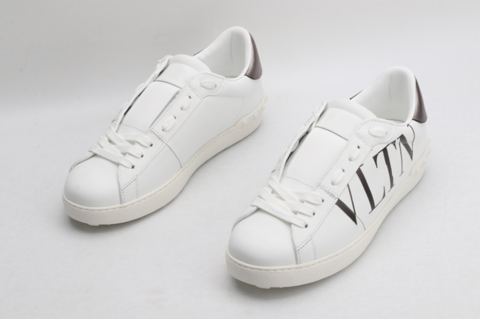 SHOES Designer Top Version Studded Casual Sneakers Italian VLTN Cutout Sneakers, High quality laces
SHOES Designer Top Version Studded Casual Sneakers Italian VLTN Cutout Sneakers, High quality laces