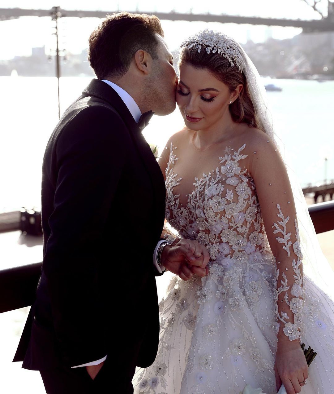 Luxury Lace Dubai A Line Wedding Dresses 3D Floral Flowers Bridal Gowns Plus Size Long Sleeve Beaded Crystal Vestidos De Novias