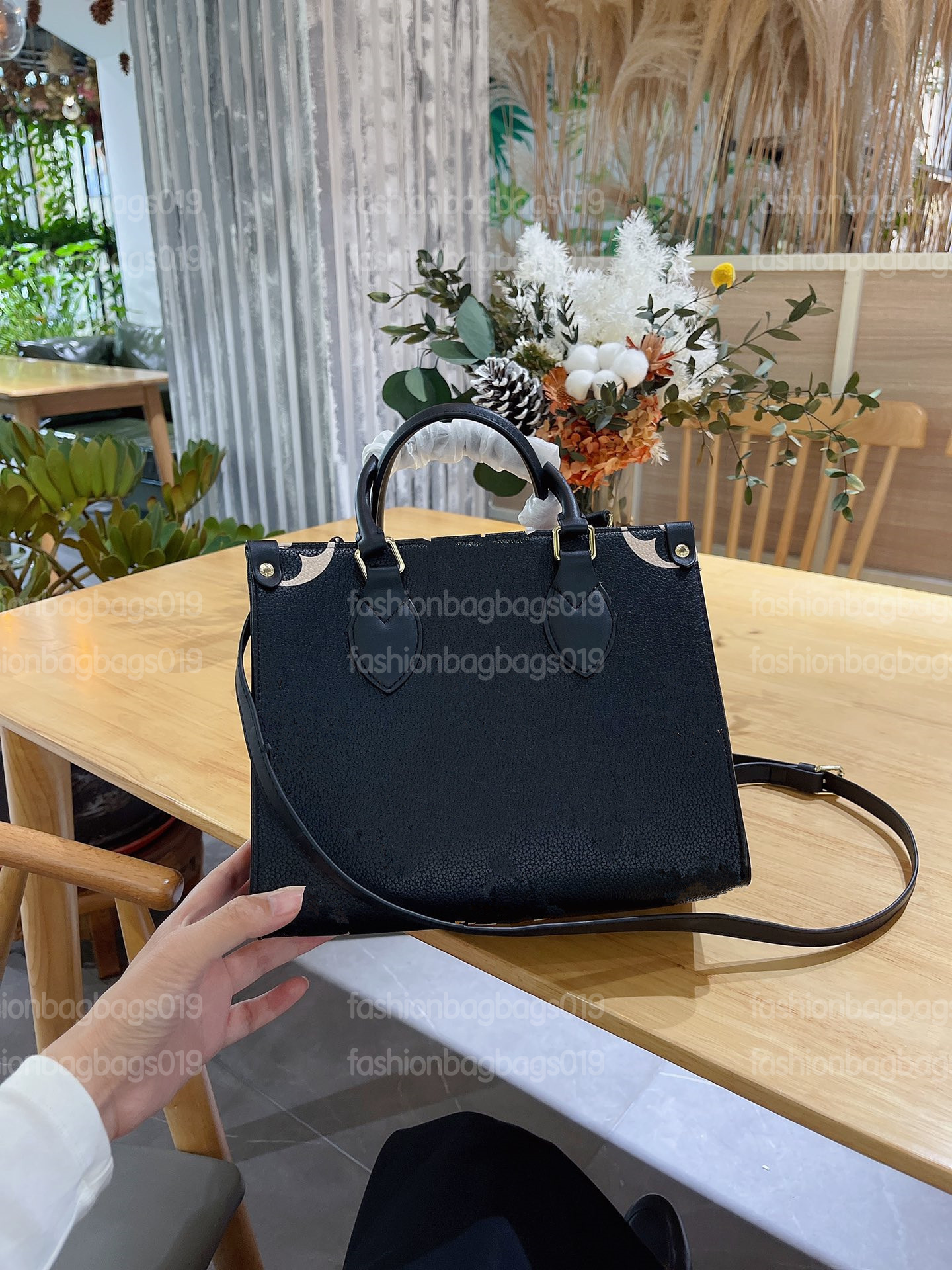 ON THE GO PM Mini Tote Bag M45660 M45654 M45659 Classic Embossed Bicolour Monograms Print Old Flower Handle Bag Luxurys Women Shoulder Bags
ON THE GO PM Mini Tote Bag M45660 M45654 M45659 Classic Embossed Bicolour Monograms Print Old Flower Handle Bag Luxurys Women Shoulder Bags