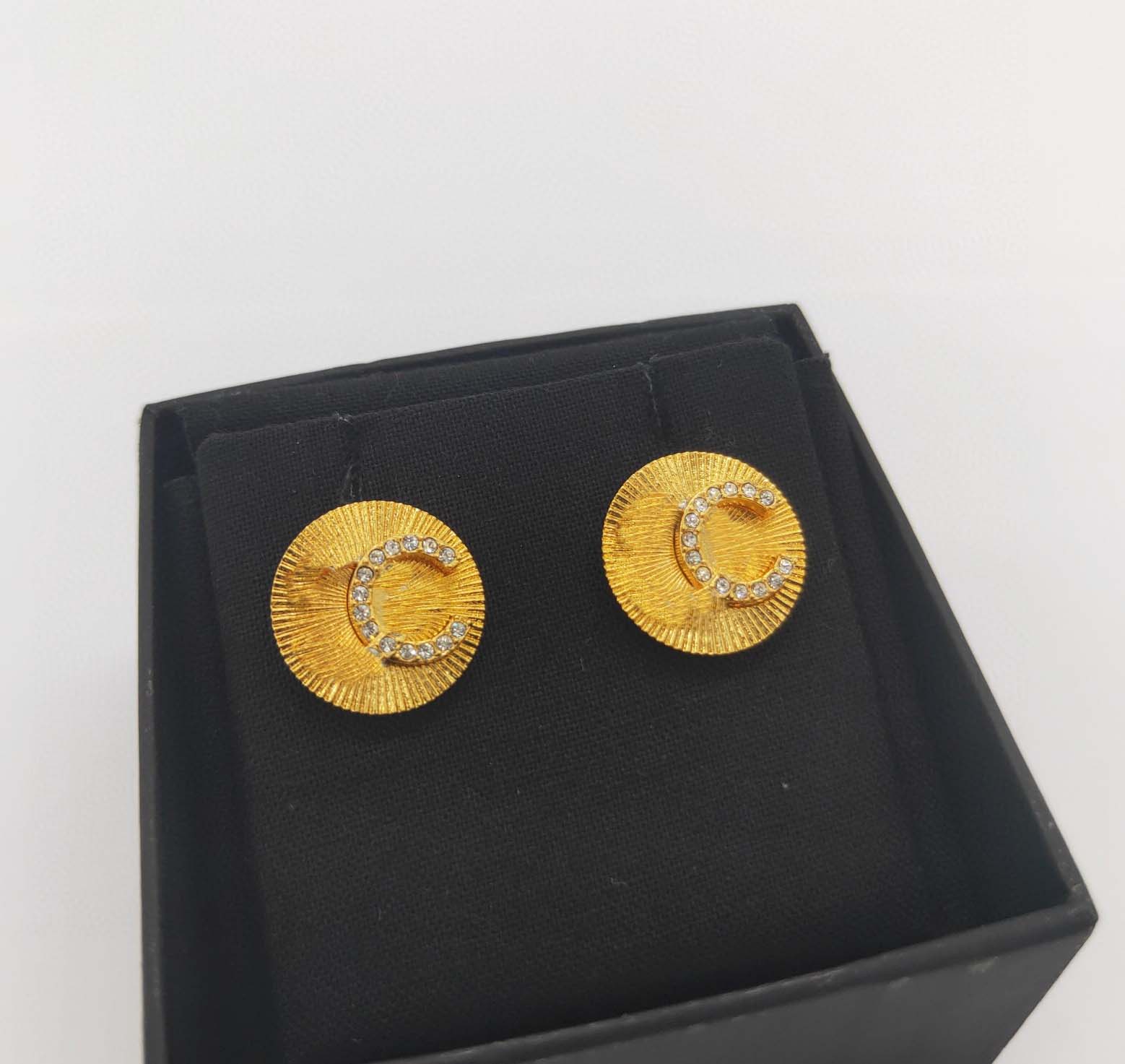 2022 Top quality Charm round shape stud earring in 18k gold plated and diamond for women wedding jewelry gift have box stamp PS4309A