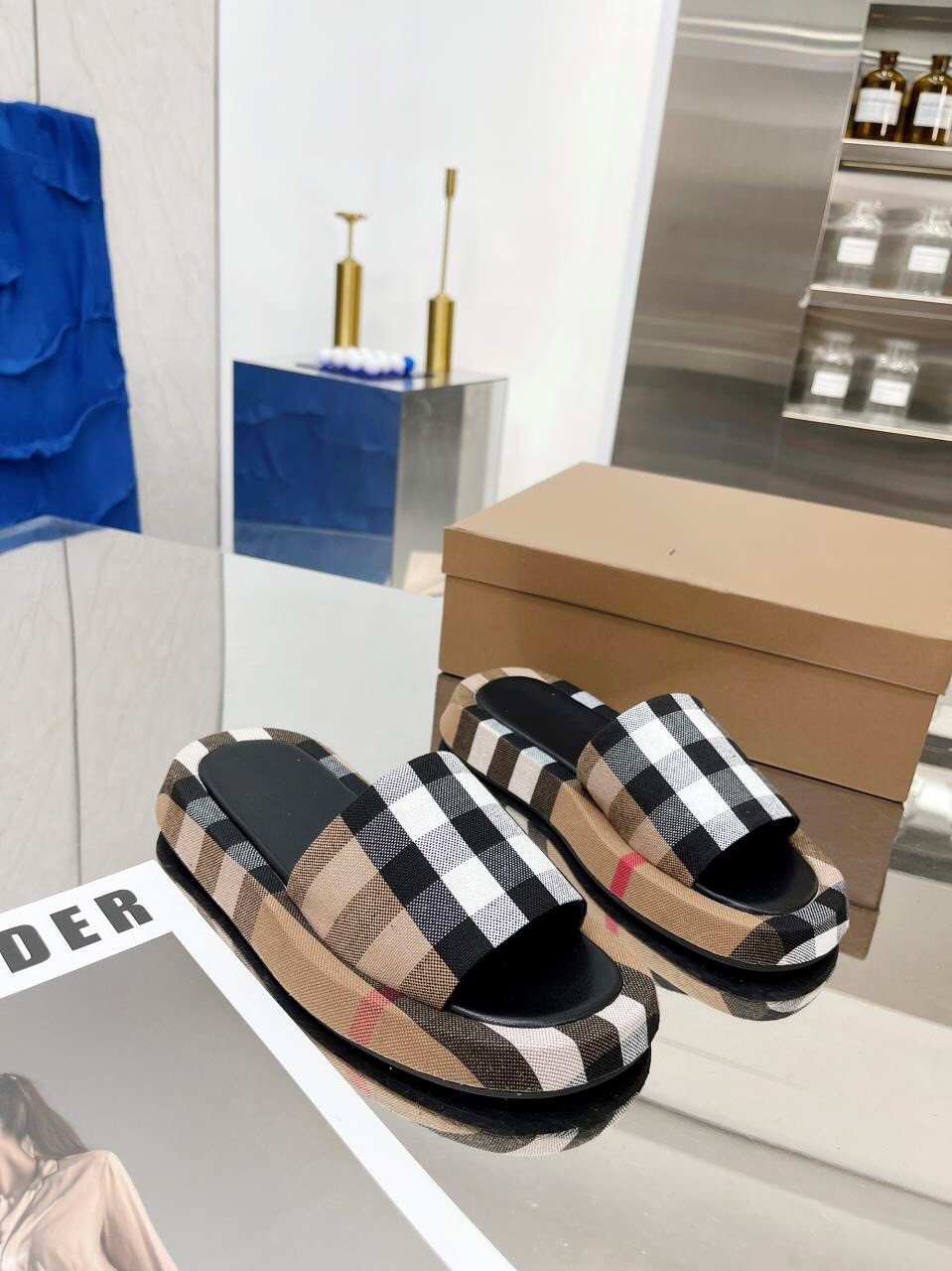 Designer Women Sandals High Quality Womens Slides Crystal Calf leather Casual shoes quilted Platform Summer Beach Slipper With box and Shopping bag 0601, 01
Designer Women Sandals High Quality Womens Slides Crystal Calf leather Casual shoes quilted Platform Summer Beach Slipper With box and Shopping bag 0601, 01