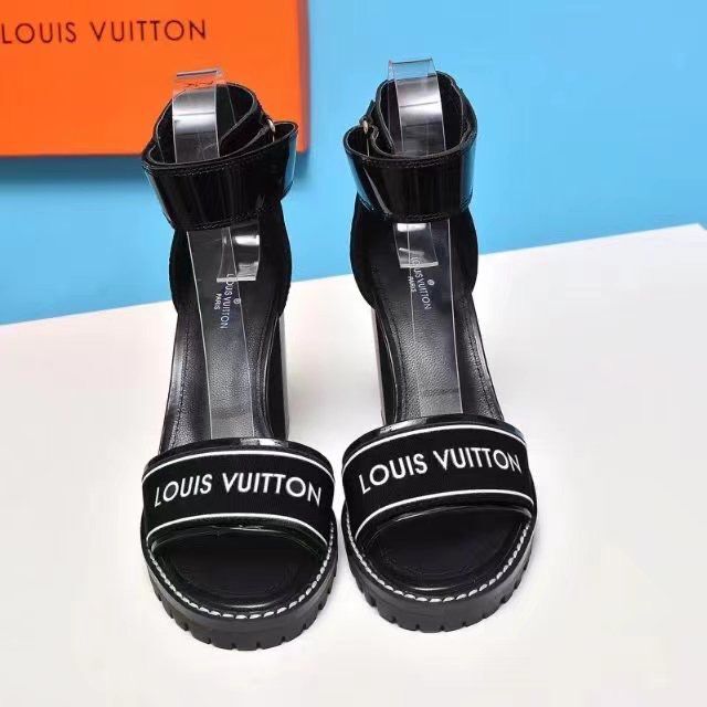 classic Summer Beach designer Casual Sandals 100% leather Belt buckle Thick heel Heels Baotou lady cowhide Apricot Shoe letter black Women Shoes size 34-41-42 With box
classic Summer Beach designer Casual Sandals 100% leather Belt buckle Thick heel Heels Baotou lady cowhide Apricot Shoe letter black Women Shoes size 34-41-42 With box