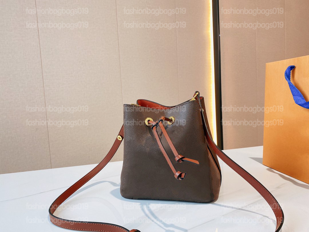 Top Designer Luxury Handbags Purses Mini Champagne Bag Fashion Bucket Bag Women Brand Classic Style Genuine Leather Shoulder Bags
Top Designer Luxury Handbags Purses Mini Champagne Bag Fashion Bucket Bag Women Brand Classic Style Genuine Leather Shoulder Bags