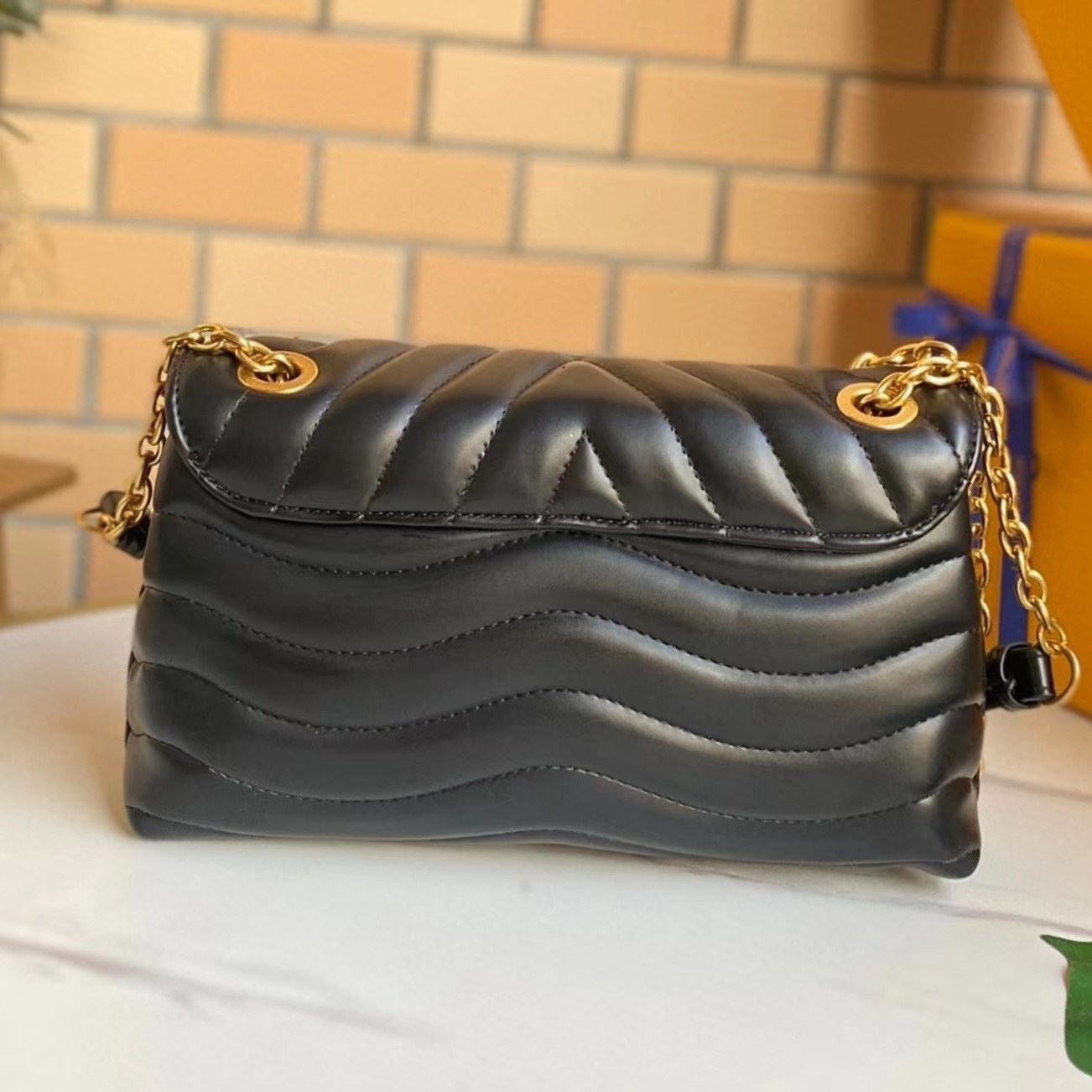 2022 fashion casual retro shoulder bag women's genuine leather solid color messenger V-shaped padded chain bag, Black
2022 fashion casual retro shoulder bag women's genuine leather solid color messenger V-shaped padded chain bag, Black
