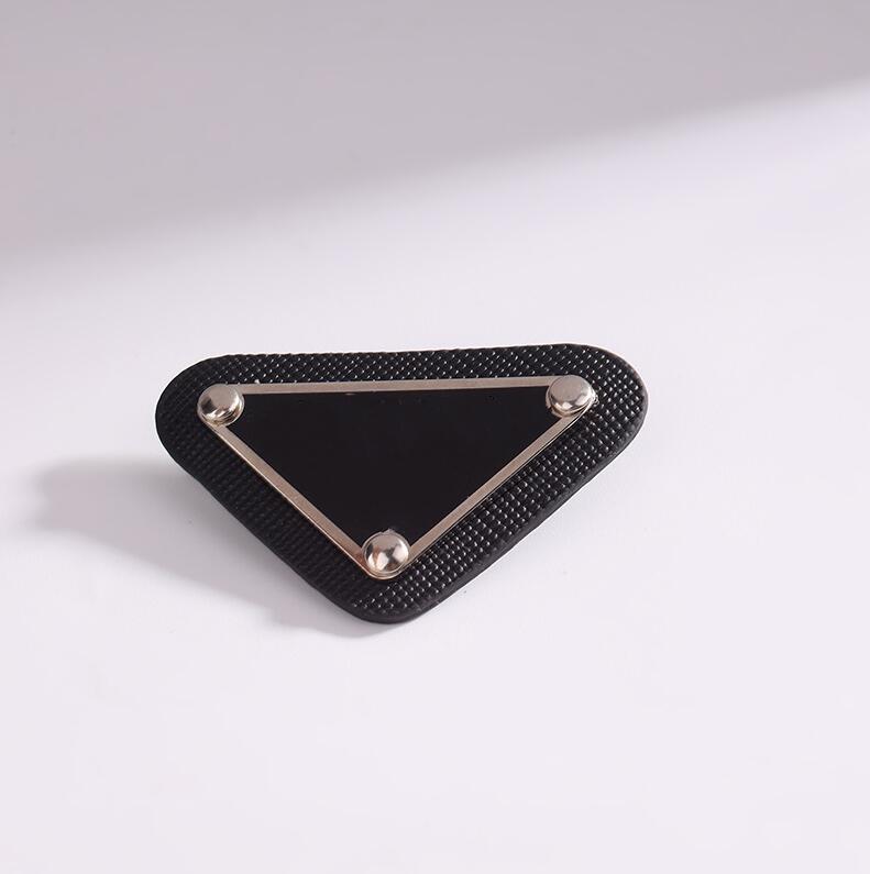 Designer P Letter Brooches Men Women Simple Inverted Triangle Metal Cowhide Brooch Pin Dress Suits Decoration Jewelry Accessories
Designer P Letter Brooches Men Women Simple Inverted Triangle Metal Cowhide Brooch Pin Dress Suits Decoration Jewelry Accessories