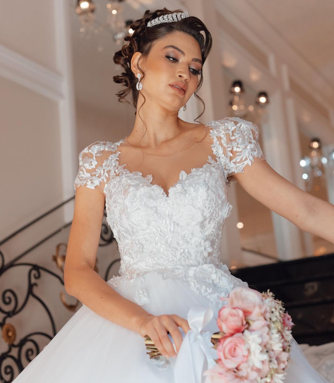 Luxury Lace White Wedding Dress Scoop Applique Short Sleeve Ball Gown Custom Made Saudi Arabic Bridal Gowns