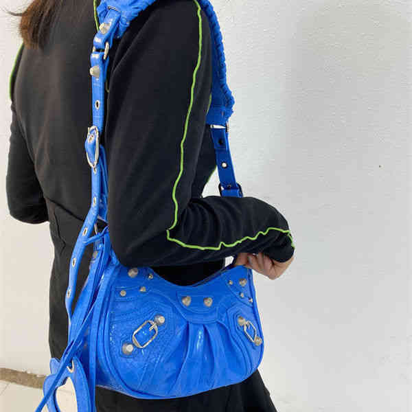 Handbag Balenciga Italy Designer Appearance 2022 High Temperament Foreign Trade Original Aristocrati Underarm Net Red Blogger Single, Black crocodile
Handbag Balenciga Italy Designer Appearance 2022 High Temperament Foreign Trade Original Aristocrati Underarm Net Red Blogger Single, Black crocodile