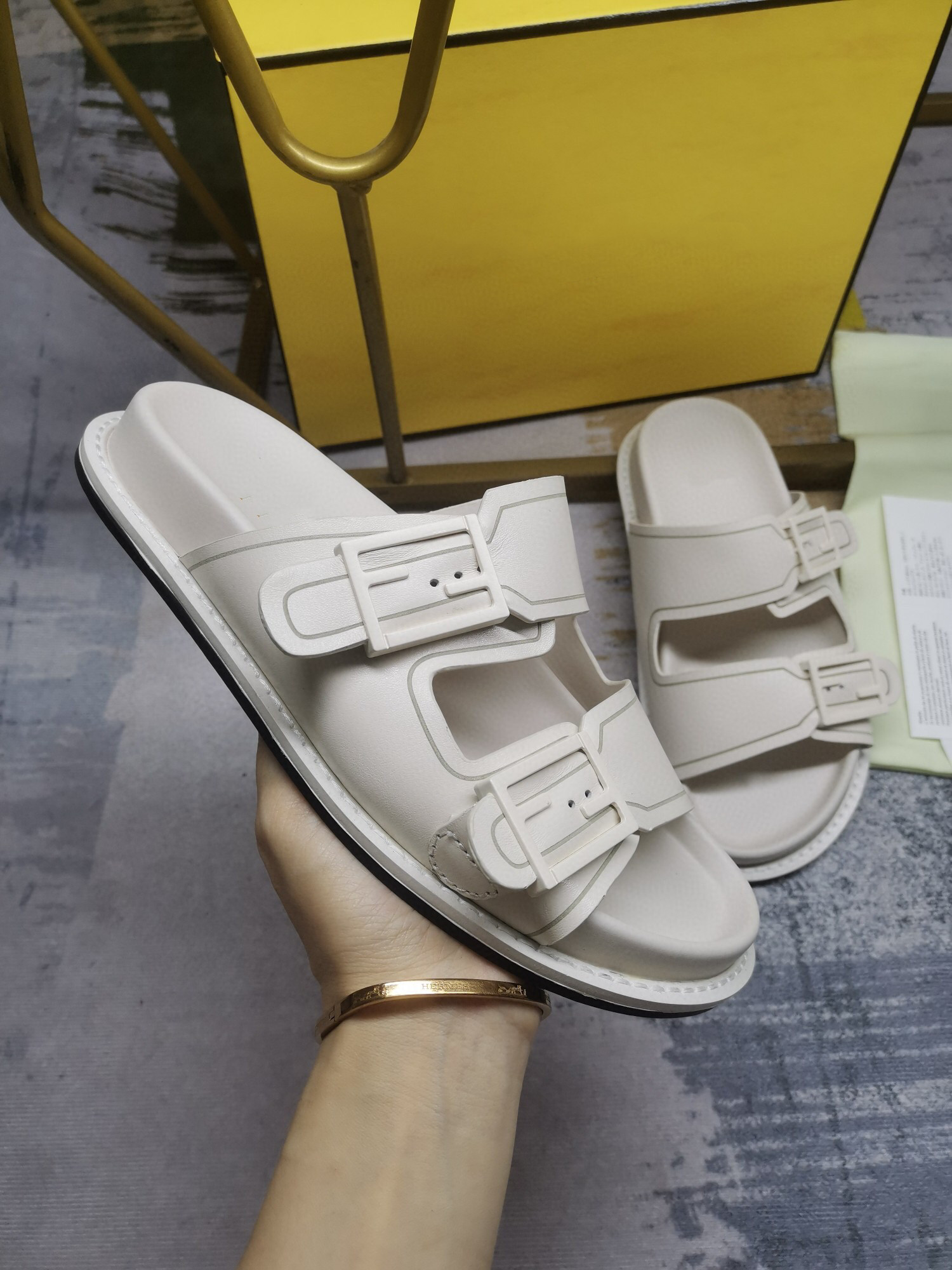 Luxury top designer FEEL cloth slippers Double strap flat sandals with decorative clasp high quality with box size 35-45, Brown
Luxury top designer FEEL cloth slippers Double strap flat sandals with decorative clasp high quality with box size 35-45, Brown