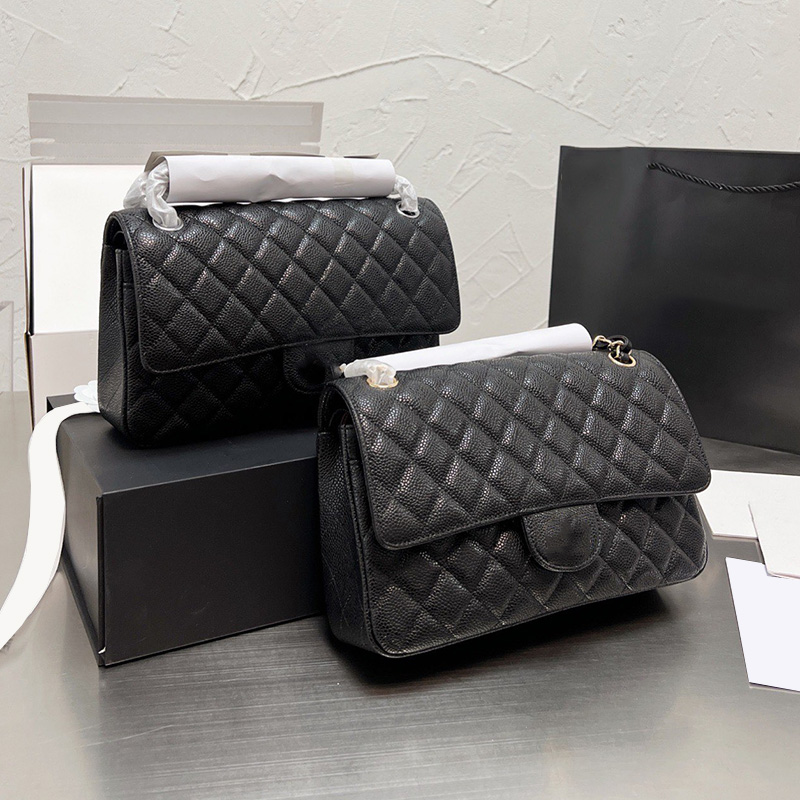 2022Ss Black Classic Double Flap Caviar Leather Quilted Bags Silver/Gold Metal Hardware Matelasse Chain Crossbody Shoulder Luxury Designer Handbag Totes 25CM, Box
2022Ss Black Classic Double Flap Caviar Leather Quilted Bags Silver/Gold Metal Hardware Matelasse Chain Crossbody Shoulder Luxury Designer Handbag Totes 25CM, Box