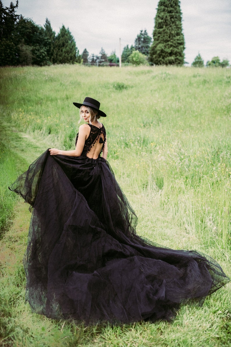 Vintage Black Beach A Line Wedding Dress Sexy Side Split Long Train Bridal Gowns Charming Deep V-neck Open Back Gothic Wedding Dresses Boho Robe De Ma