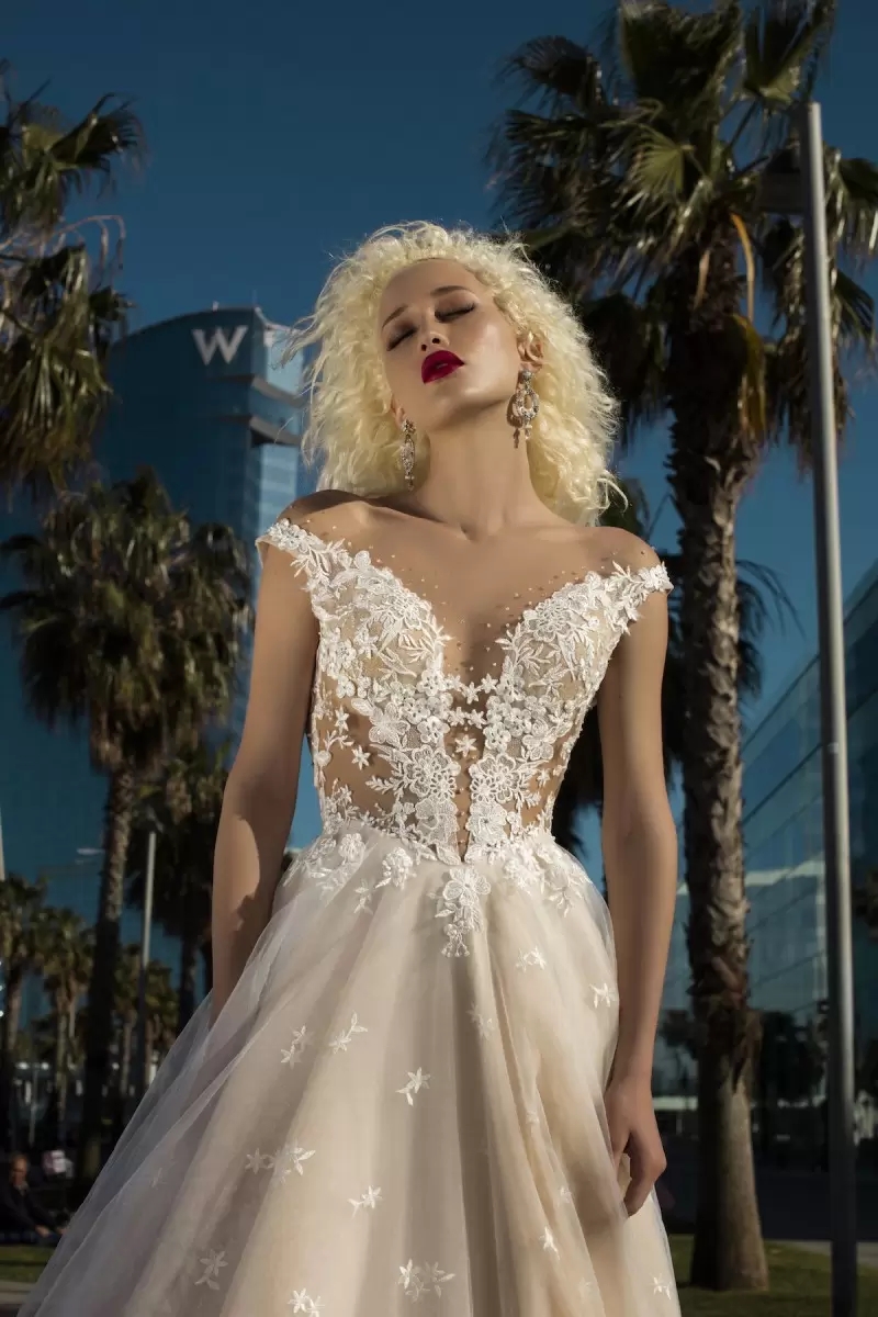Plus Size Dresses Off Shoulder Lace Appliqued Tulle Bridal Gowns Dubai Arabic Backless Beach Wedding Dress C0527w1