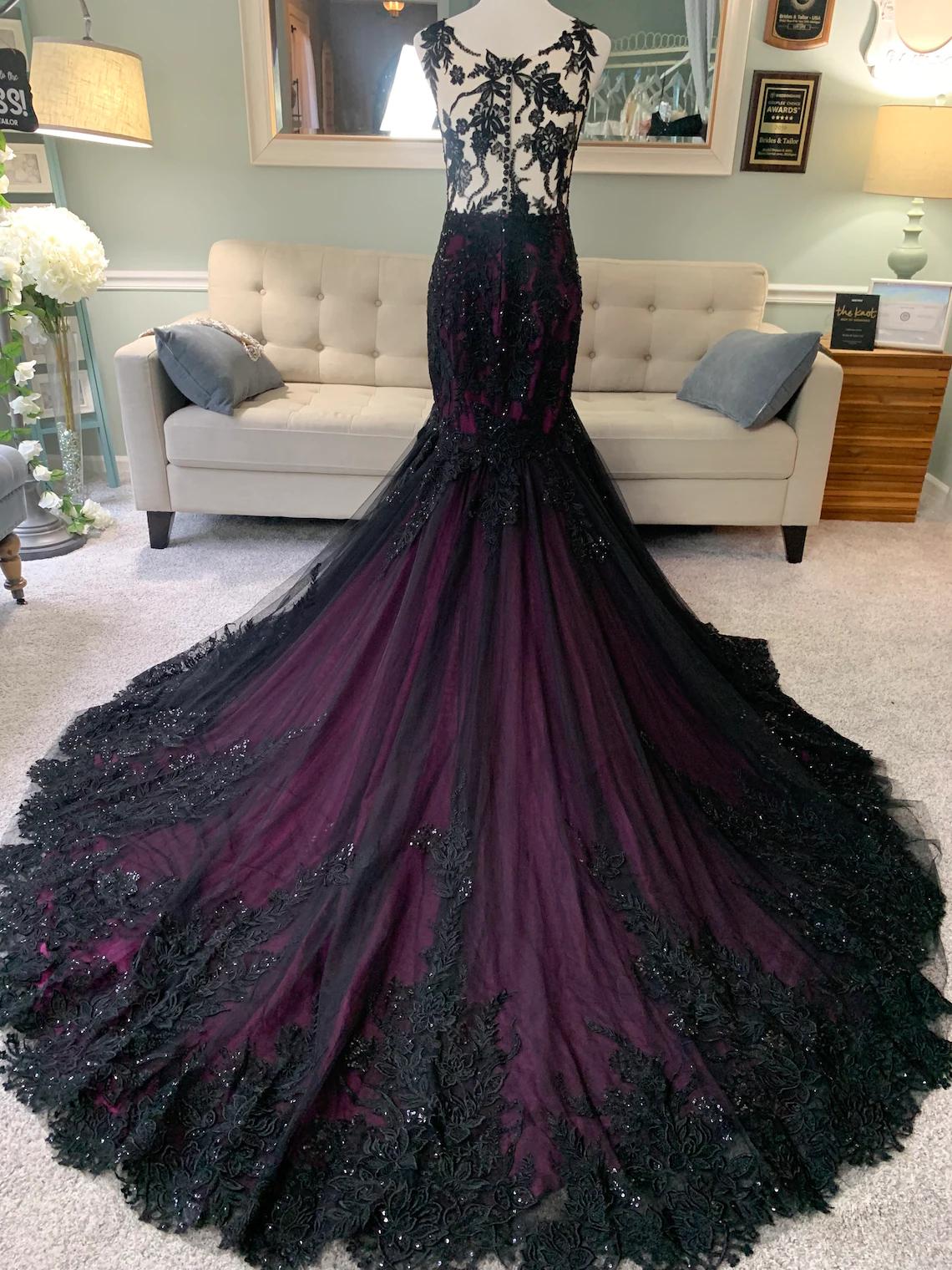 Vintage Purple and Black Mermaid Wedding Dresses Gothic Applique Beaded Sheer Neck Covered Buttons Bridal Gown Robe De Mariage