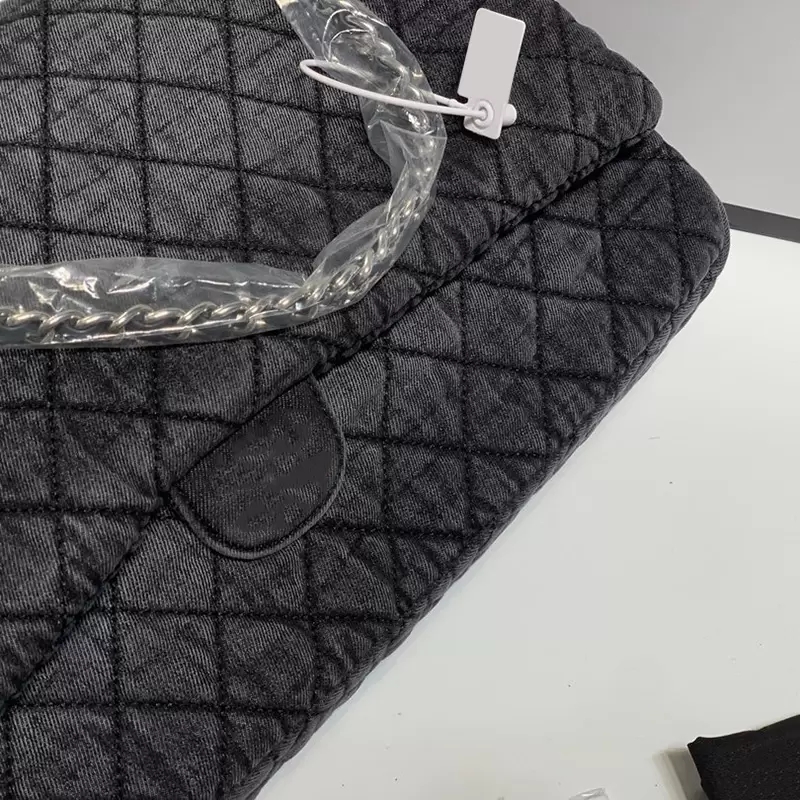 Womens Denim Maxi Jumbo Classic Flap Bags Quilted Meatlasse Chain Crossbody Shoulder Luxury Designer Street Cool Large Capacity Outdoor Travel Handbags 42*22CM AK, Extra freight
Womens Denim Maxi Jumbo Classic Flap Bags Quilted Meatlasse Chain Crossbody Shoulder Luxury Designer Street Cool Large Capacity Outdoor Travel Handbags 42*22CM AK, Extra freight