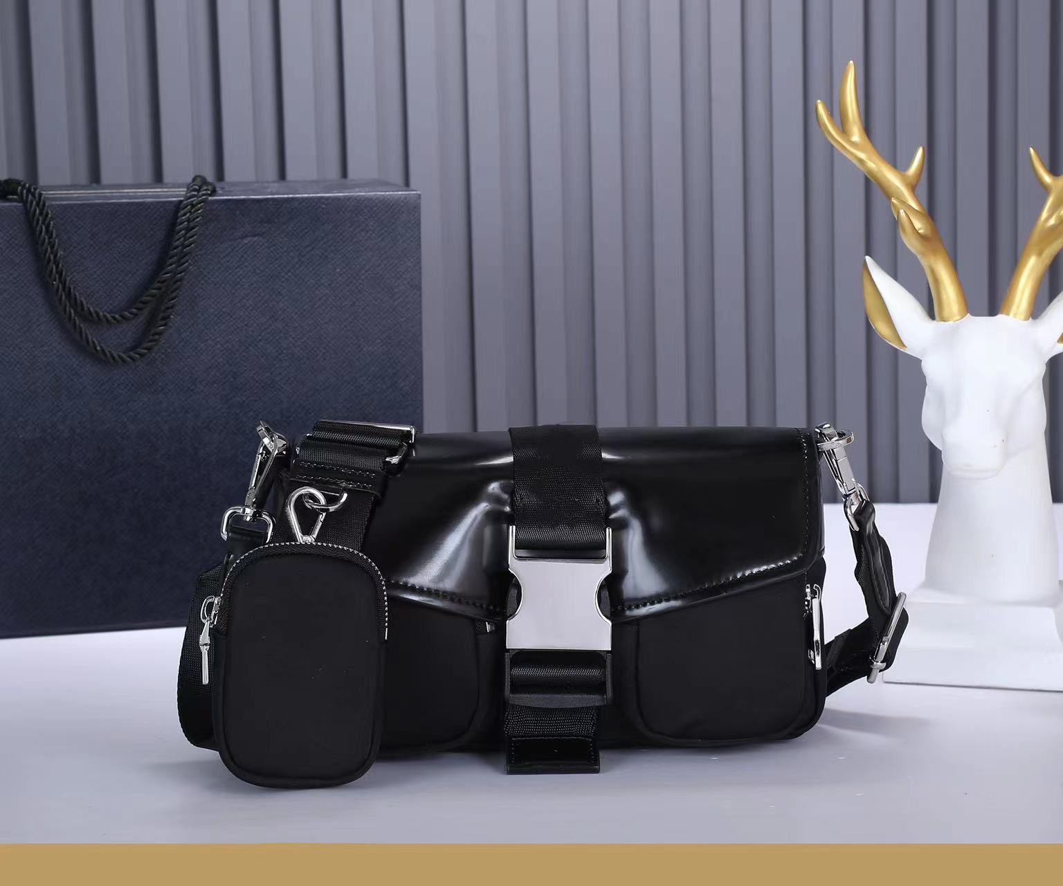 P classic 1BD shoulder Messenger bags 295 Shoulder bag with adjustable shoulder strap, Black
P classic 1BD shoulder Messenger bags 295 Shoulder bag with adjustable shoulder strap, Black