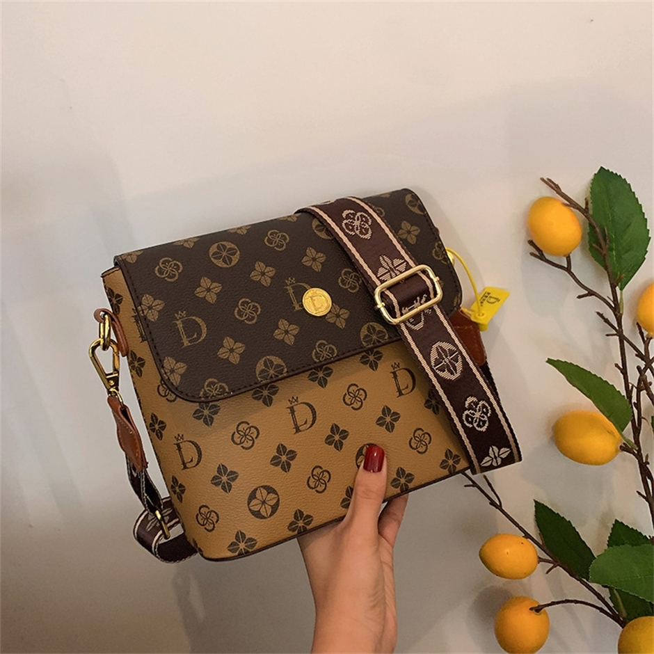 Double color bucket bag 2022 female voice ins wide shoulder strap Satchel tiktok pop single, Brown
Double color bucket bag 2022 female voice ins wide shoulder strap Satchel tiktok pop single, Brown