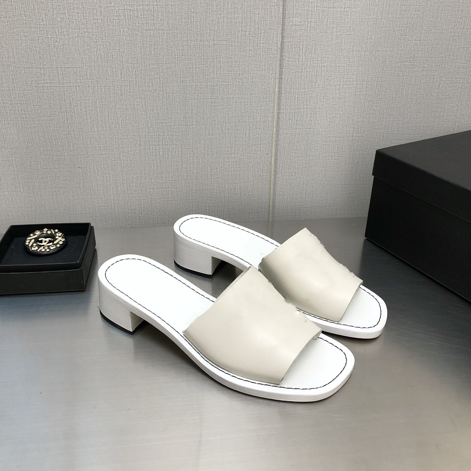 22 latest Slippers Slides Foam Runners Designer women shoes Sandal Designer Sliders solid genuine leather sexy 4.5 cm high heel size 35-41 brand logo comfort fashion, Pink
22 latest Slippers Slides Foam Runners Designer women shoes Sandal Designer Sliders solid genuine leather sexy 4.5 cm high heel size 35-41 brand logo comfort fashion, Pink