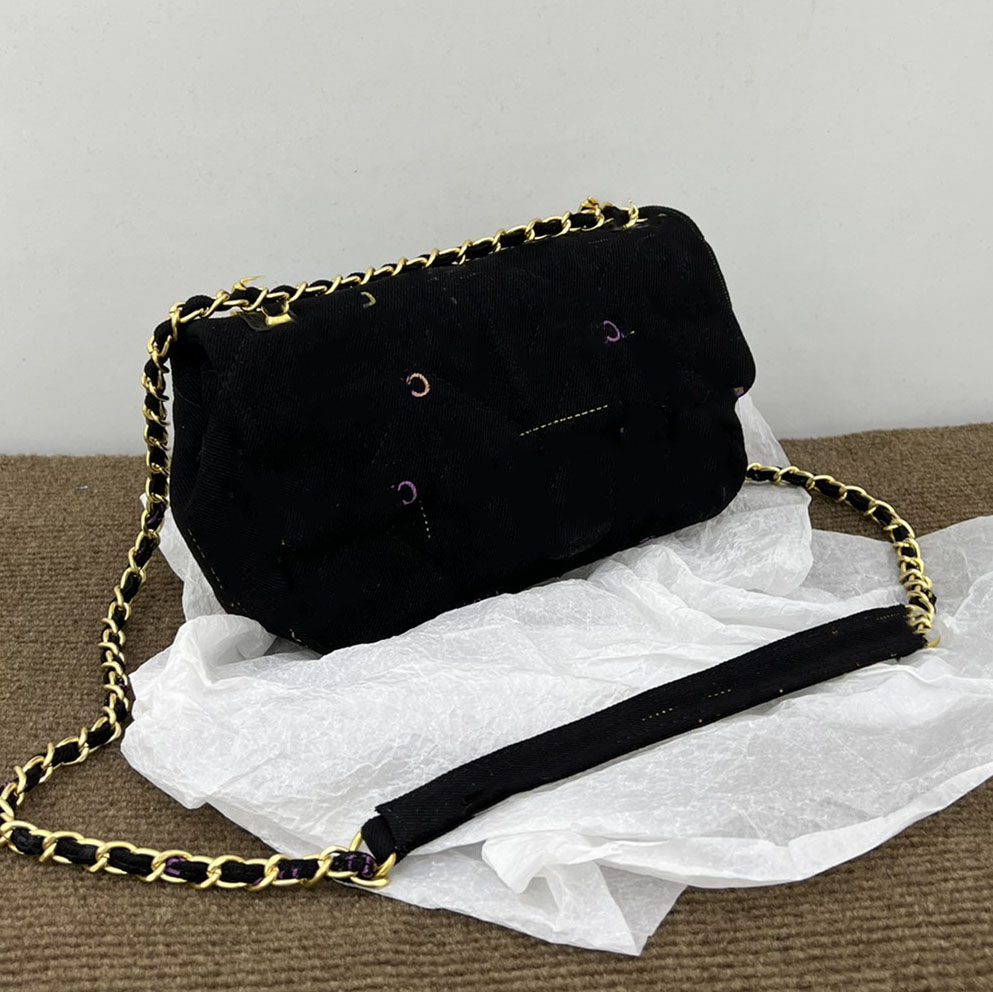 22Ss Mini Chain Letter Graffiti Flap Bag Denim Black Silkscreen Print Classic Quilted Plaid Leather Shoulder Strap Hardware Ladies Luxury Designer Handbag 23/28cm, Box
22Ss Mini Chain Letter Graffiti Flap Bag Denim Black Silkscreen Print Classic Quilted Plaid Leather Shoulder Strap Hardware Ladies Luxury Designer Handbag 23/28cm, Box