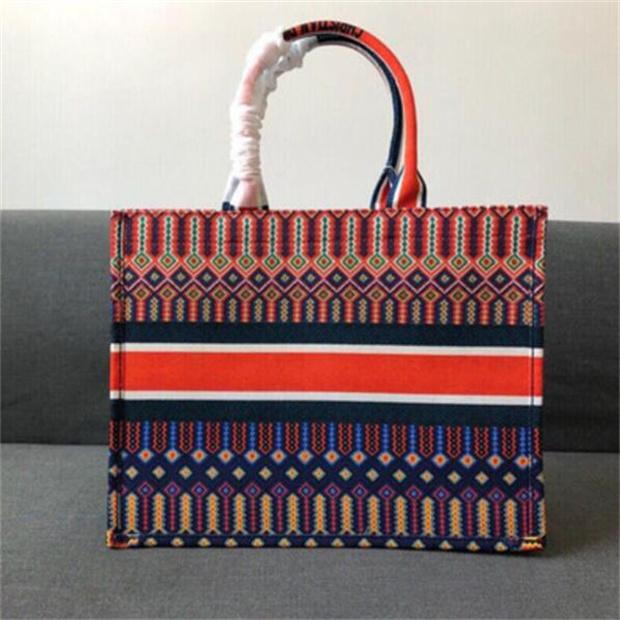 Top quality embroidery original Luxurys Designers Bags hobo embroidered tiger pattern large capacity shopping bag handbag tote purse handmade Shopping Bags
Top quality embroidery original Luxurys Designers Bags hobo embroidered tiger pattern large capacity shopping bag handbag tote purse handmade Shopping Bags