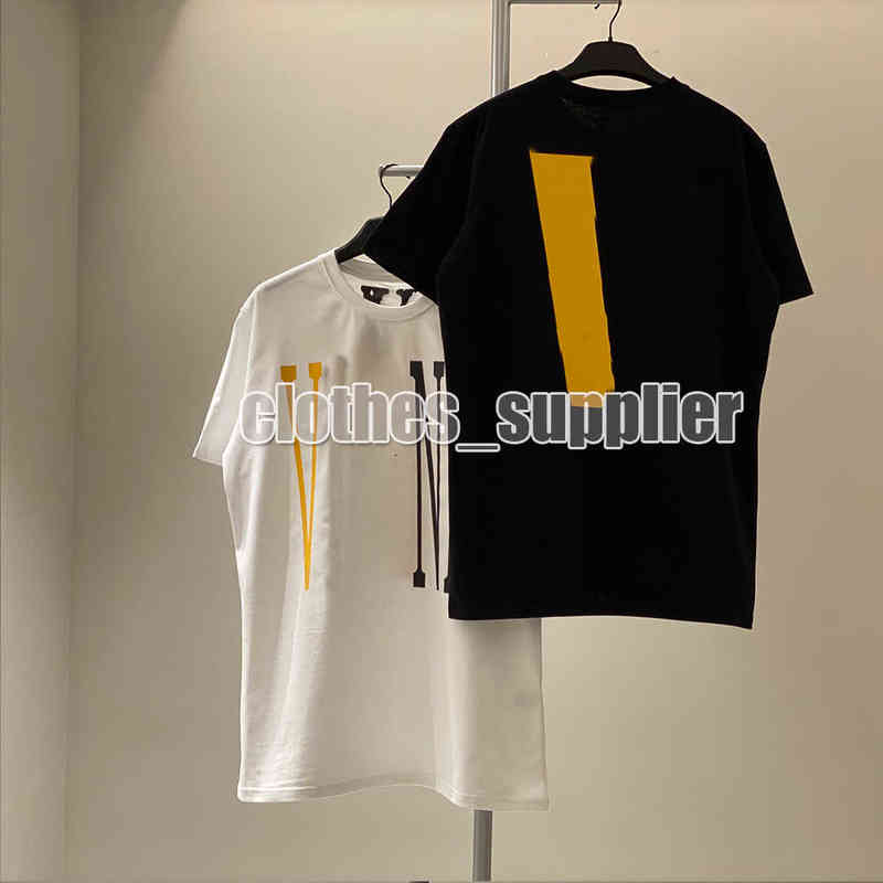 22SS Designer luxury Large Big V Friends Men Women vlones t shirts Casual Smoke Angel Loose Lovers luxury oversize top quality
22SS Designer luxury Large Big V Friends Men Women vlones t shirts Casual Smoke Angel Loose Lovers luxury oversize top quality