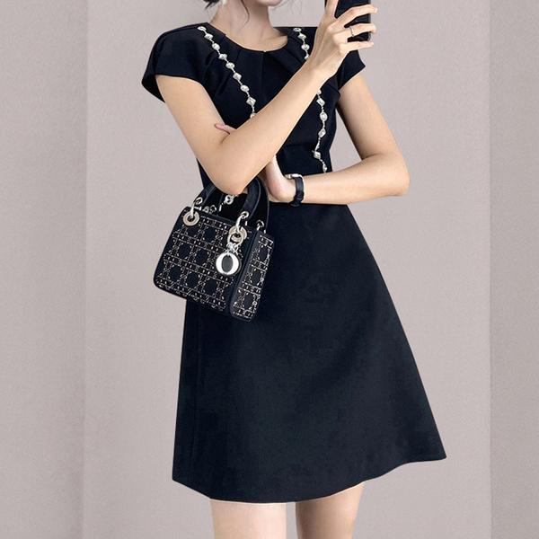 Casual Dresses Fashion Temperament Summer Ruched O-Neck Diamante Patchwork A-Line Dress 2022 Vintage Women Office OL Slim Black Party DressC
Casual Dresses Fashion Temperament Summer Ruched O-Neck Diamante Patchwork A-Line Dress 2022 Vintage Women Office OL Slim Black Party DressC