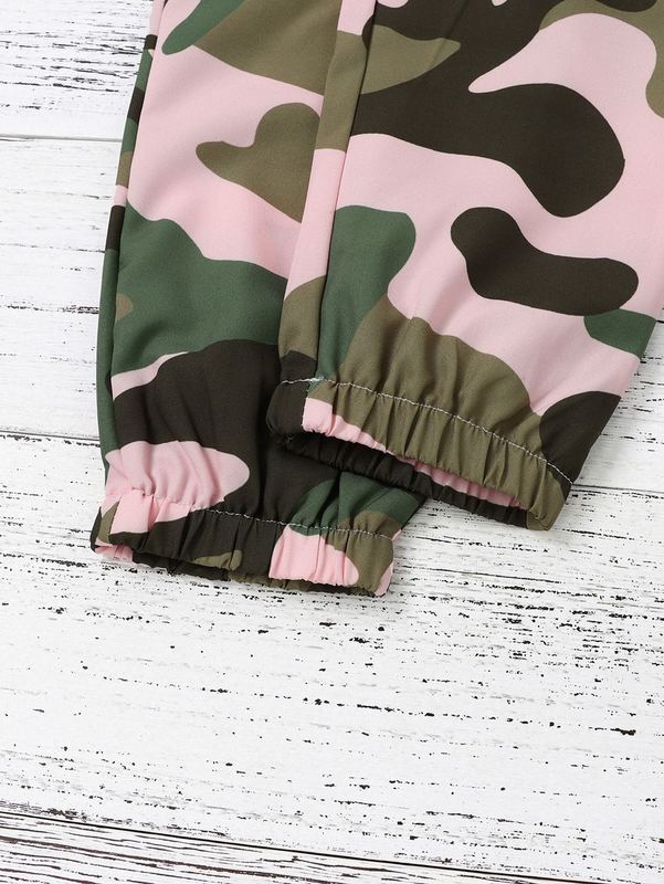 Toddler Girls Slogan Graphic Tee & Camo Print Flap Pocket Pants SHE