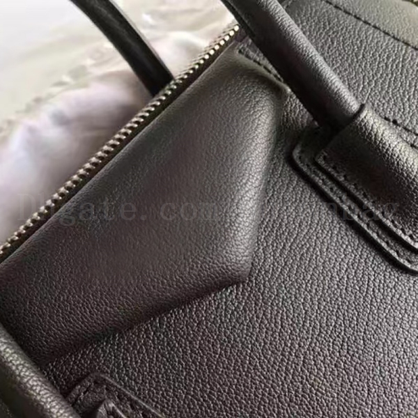 Women Designers Luxurys Shoulder Bag High Quality Leather Classic Brand Underarm Hobo Bags Fashion Lady 2023 Purses Wholesale 28cm 22cm, Black-smooth skin
Women Designers Luxurys Shoulder Bag High Quality Leather Classic Brand Underarm Hobo Bags Fashion Lady 2023 Purses Wholesale 28cm 22cm, Black-smooth skin