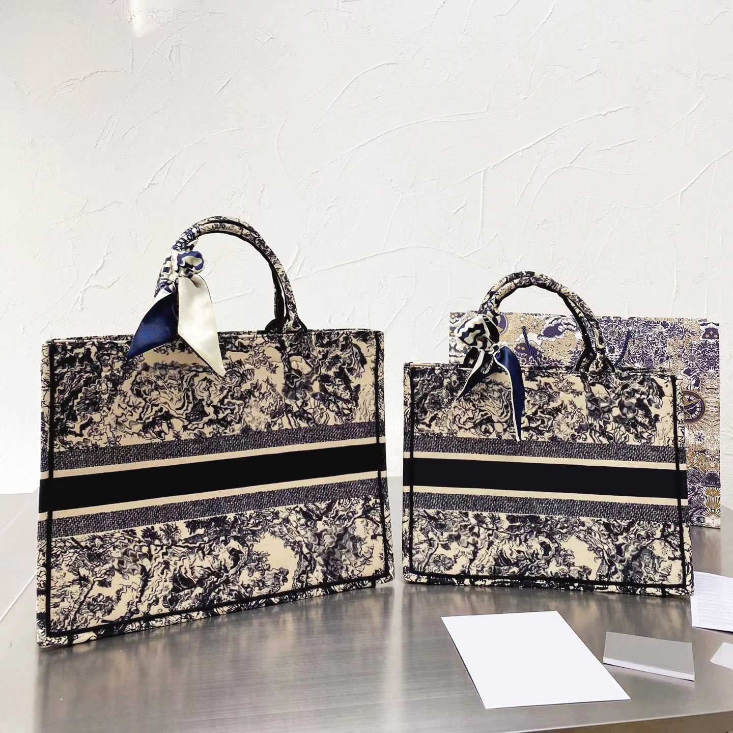 Designers bags women classic fashion Shoulder bag Designer Patent leather handbags Lady purse Lightweight trend essential for female gift 4, No.1
Designers bags women classic fashion Shoulder bag Designer Patent leather handbags Lady purse Lightweight trend essential for female gift 4, No.1