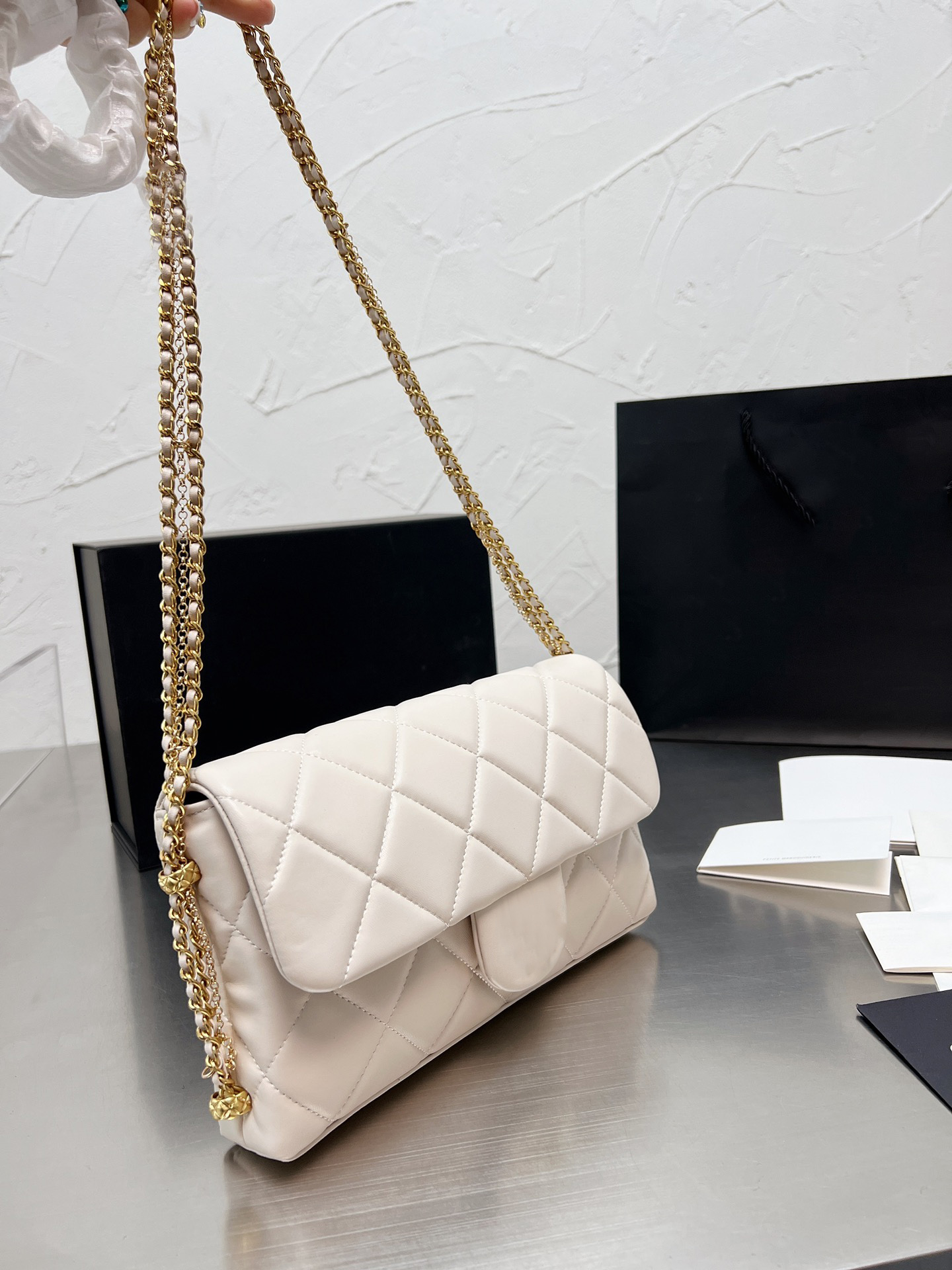 New Women Luxury Shoulder Crossbody Designer Bag Classic CF Flap Lady bag Gold Metal Mediun Chain Plaid Quilt Pink Lambskin Top Handle Real Leather bags Size 23cm, Extra shipping cost
New Women Luxury Shoulder Crossbody Designer Bag Classic CF Flap Lady bag Gold Metal Mediun Chain Plaid Quilt Pink Lambskin Top Handle Real Leather bags Size 23cm, Extra shipping cost