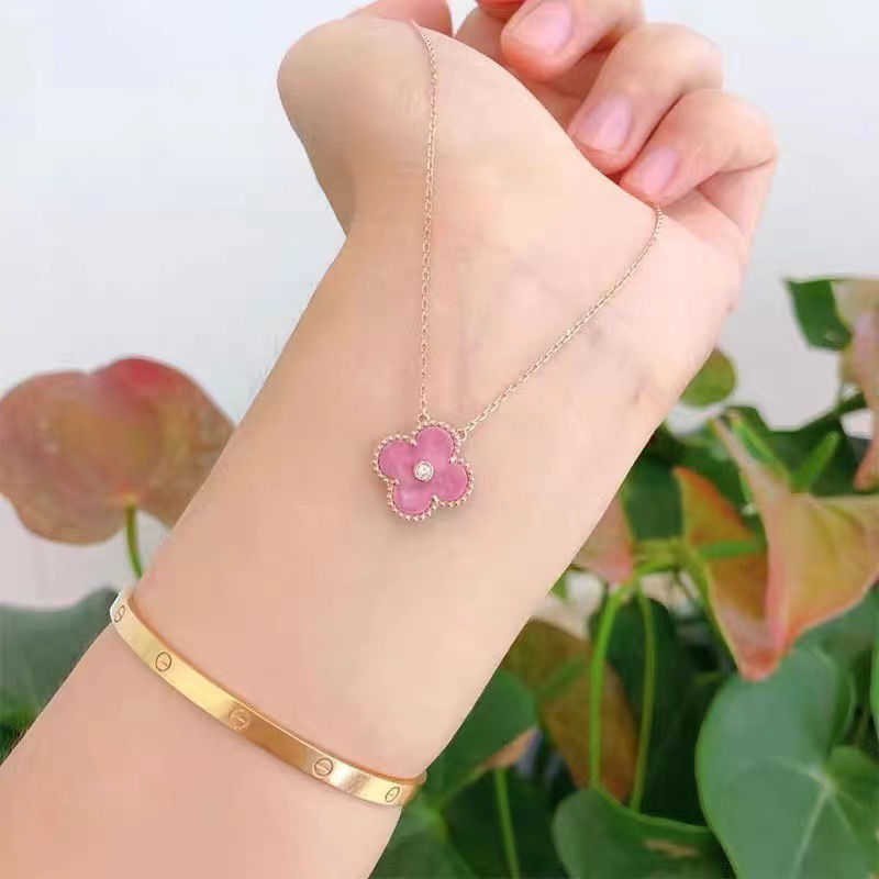 2022 new pink rose pyroxene Clover Necklace Bracelet Earring Set Light luxury gentle style
2022 new pink rose pyroxene Clover Necklace Bracelet Earring Set Light luxury gentle style