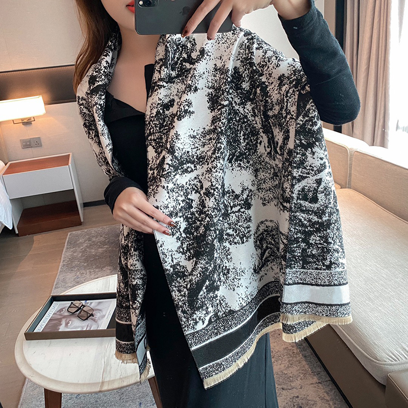 Luxurys Designers Scarf Fashion and Versatile Scarfs Unisex Leisure Prints Shawl Womens Top Quality Classic Pashmina Scarves Exquisite Gift
Luxurys Designers Scarf Fashion and Versatile Scarfs Unisex Leisure Prints Shawl Womens Top Quality Classic Pashmina Scarves Exquisite Gift
