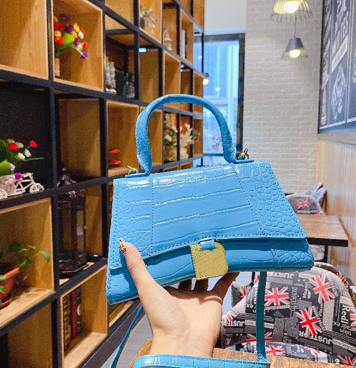 2022 Fashion Designer Bags Women Shoulder Bag Crocodile Pattern Leather Female luxury Messenger Handbag, Pink
2022 Fashion Designer Bags Women Shoulder Bag Crocodile Pattern Leather Female luxury Messenger Handbag, Pink