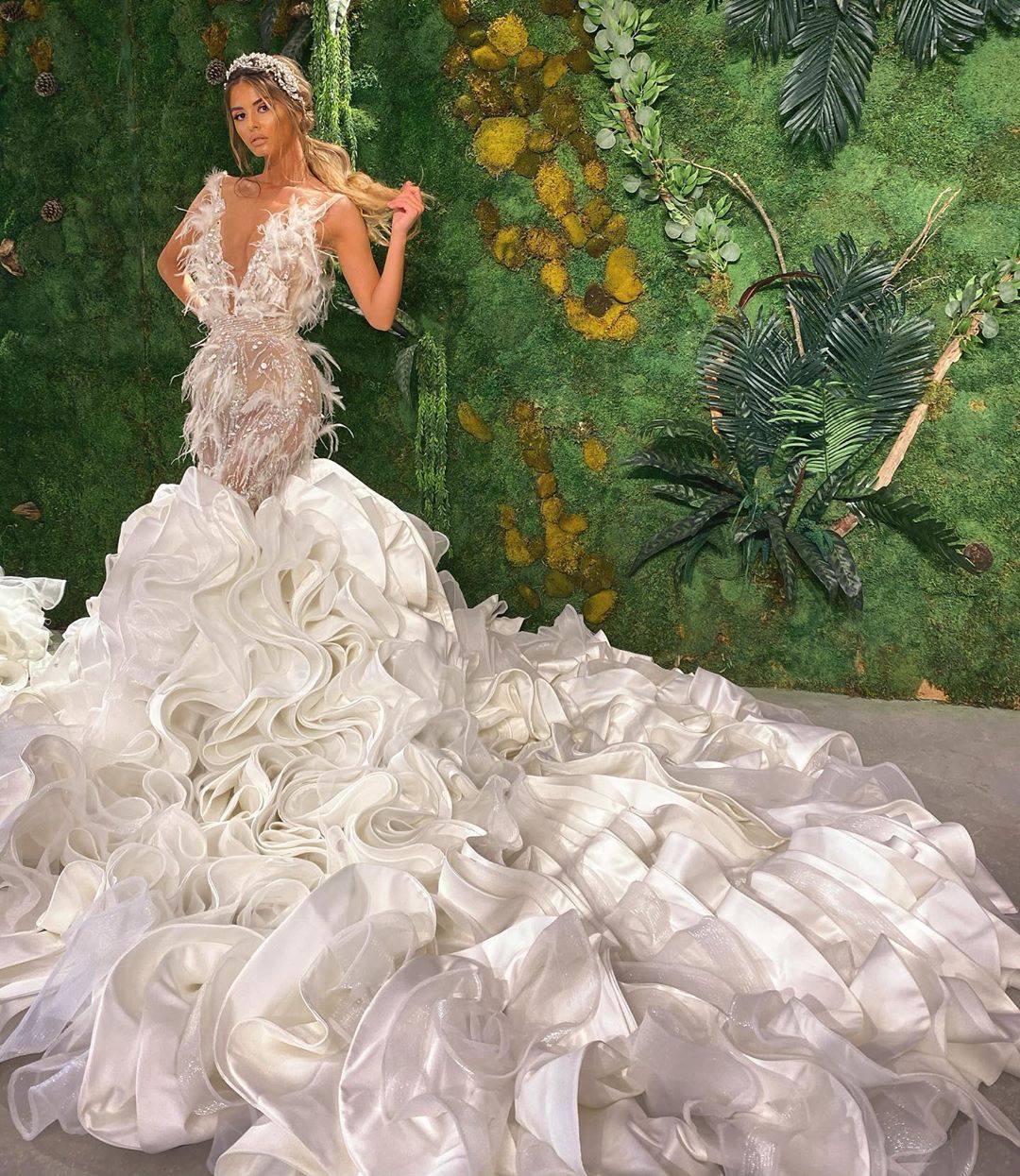 Spaghetti Straps Lace Luxurious Mermaid Wedding Dress Backless Sleeveless V Neck Ostrich Feather Illusion Custom Made Ruffles Bridal Dresses Floor Len