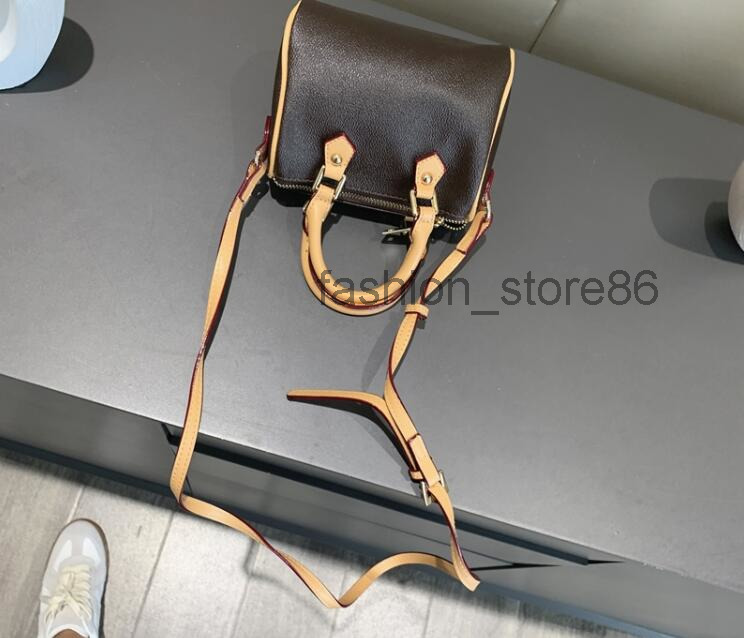 2022 Women messenger bag handbags brown color Leather shoulder bag crossbody bags mini bag 16x12x9cm 61252#45
2022 Women messenger bag handbags brown color Leather shoulder bag crossbody bags mini bag 16x12x9cm 61252#45