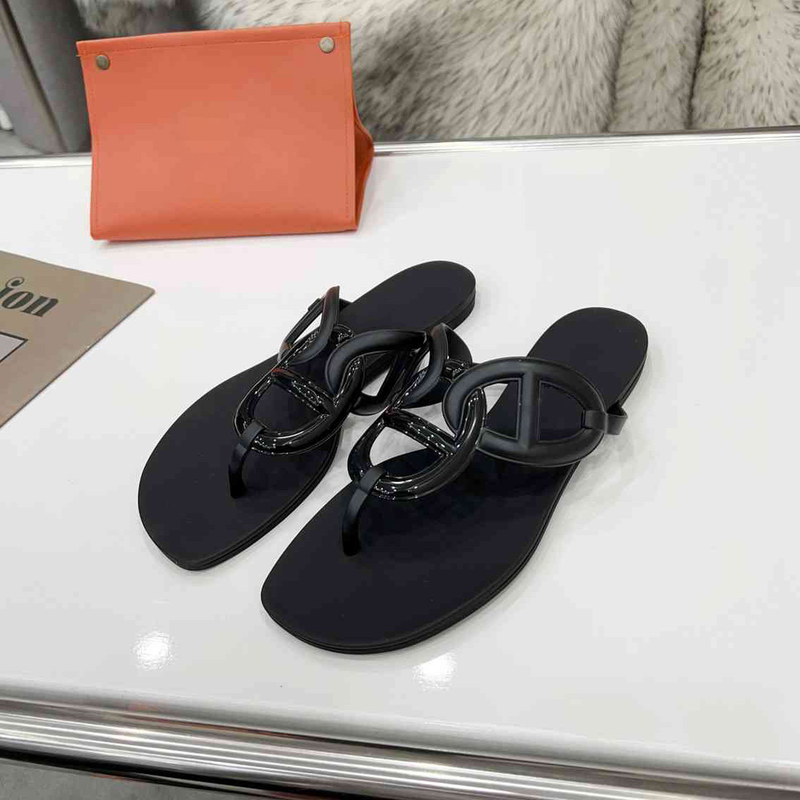 Fashion-Classic Designer Luxury Oran Egerie Sandals Women Chain Pig Ear Slippers Summer Rubber Bulk Flip-flops Fashion Beach Sexy Shoes
Fashion-Classic Designer Luxury Oran Egerie Sandals Women Chain Pig Ear Slippers Summer Rubber Bulk Flip-flops Fashion Beach Sexy Shoes