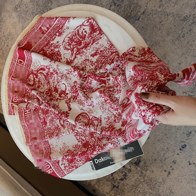 G F Big Size Women Printed embroidery Scarf Silk Winter Print Foulard Satin Square Head Scarves Women Luxury Designer Shawls
G F Big Size Women Printed embroidery Scarf Silk Winter Print Foulard Satin Square Head Scarves Women Luxury Designer Shawls