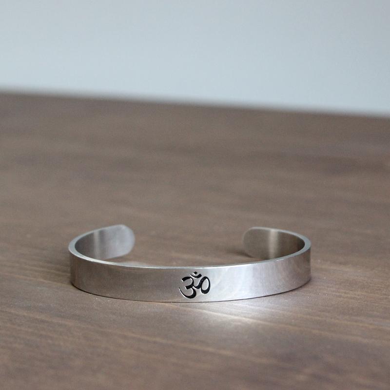 Bangle Eastisan Stainless Steel Yoga OM Sign For Women Men Medition Jewelry Cuff Mantra Bracelet Gifts Positive InspirationBangle
Bangle Eastisan Stainless Steel Yoga OM Sign For Women Men Medition Jewelry Cuff Mantra Bracelet Gifts Positive InspirationBangle