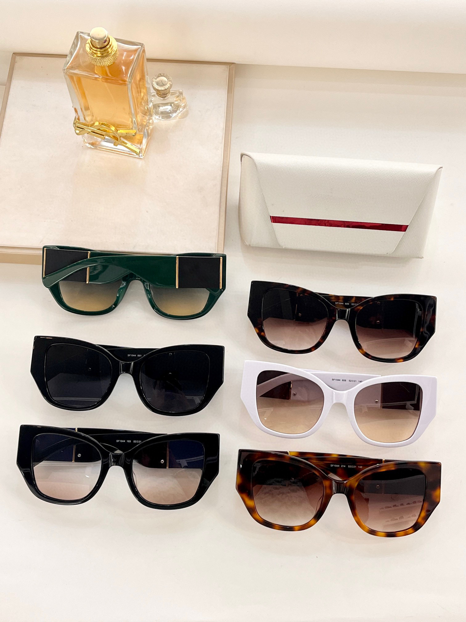 Men Sunglasses For Women Latest Selling Fashion Sun Glasses Mens Sunglass Gafas De Sol Top Quality Glass UV400 Lens With Random Matching Box 1044 
Men Sunglasses For Women Latest Selling Fashion Sun Glasses Mens Sunglass Gafas De Sol Top Quality Glass UV400 Lens With Random Matching Box 1044