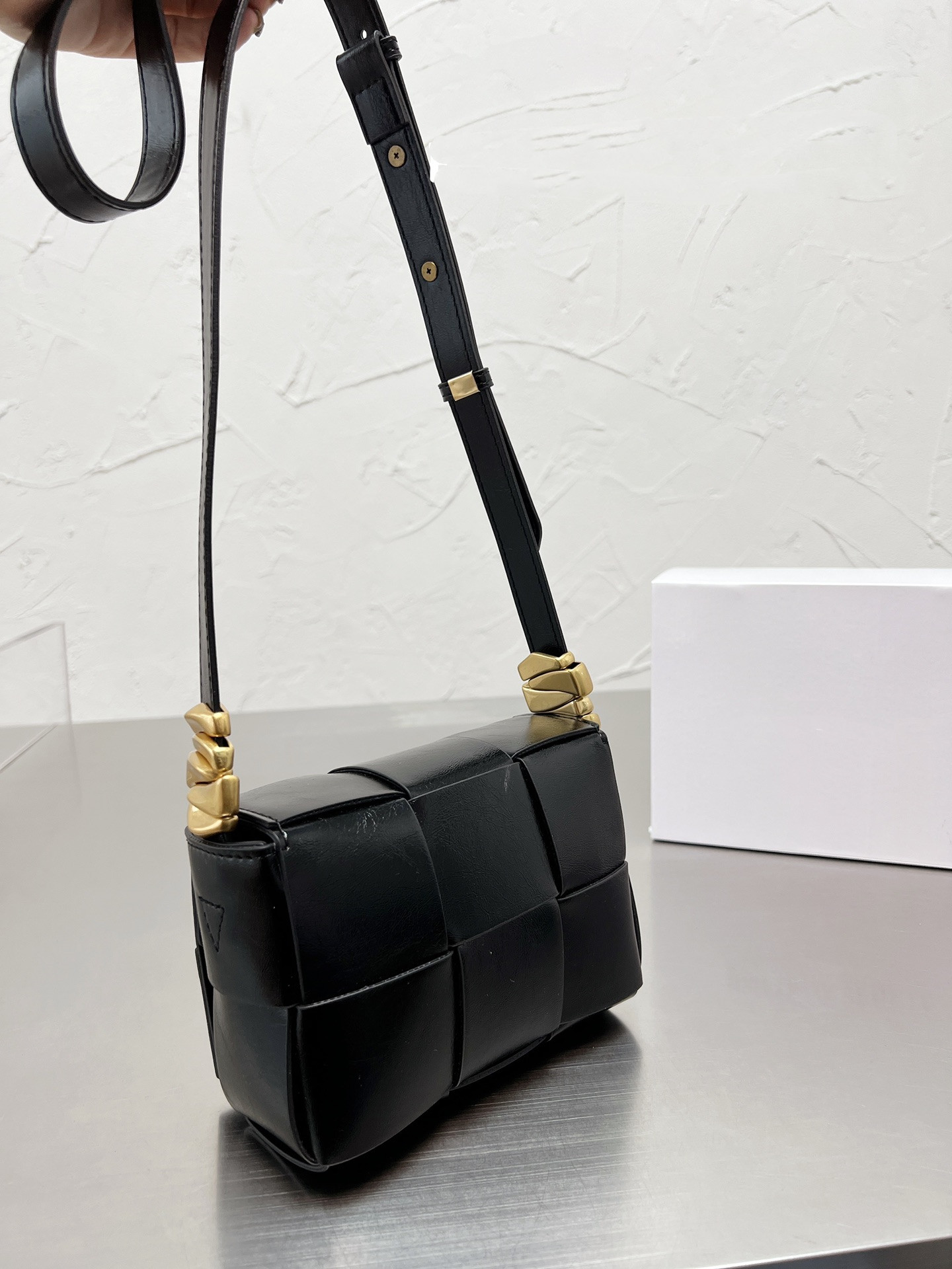 Luxurys designers tofu bag 2022 new one shoulder messenger women's bag light luxury celebrity bag chain small square handbag, Black
Luxurys designers tofu bag 2022 new one shoulder messenger women's bag light luxury celebrity bag chain small square handbag, Black