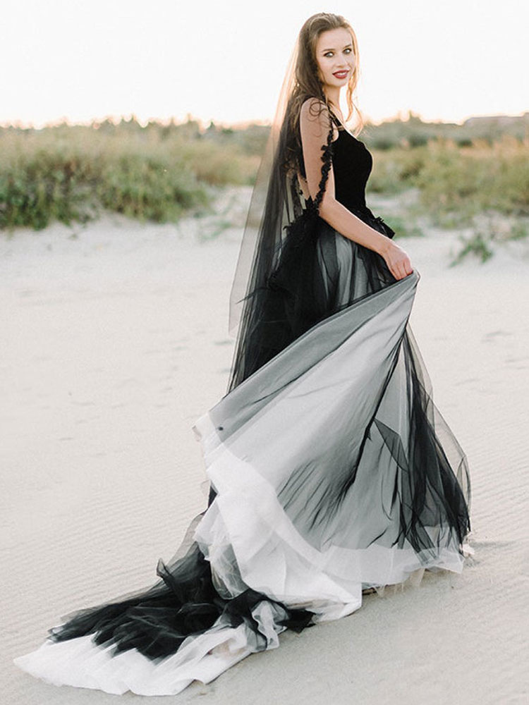 Gothic Black And White A Line Wedding Dress Sleeveless Straps Country Bridal Gowns With Long Veils Appliques Lace Beaded Bride Dresses Vintage Robe De