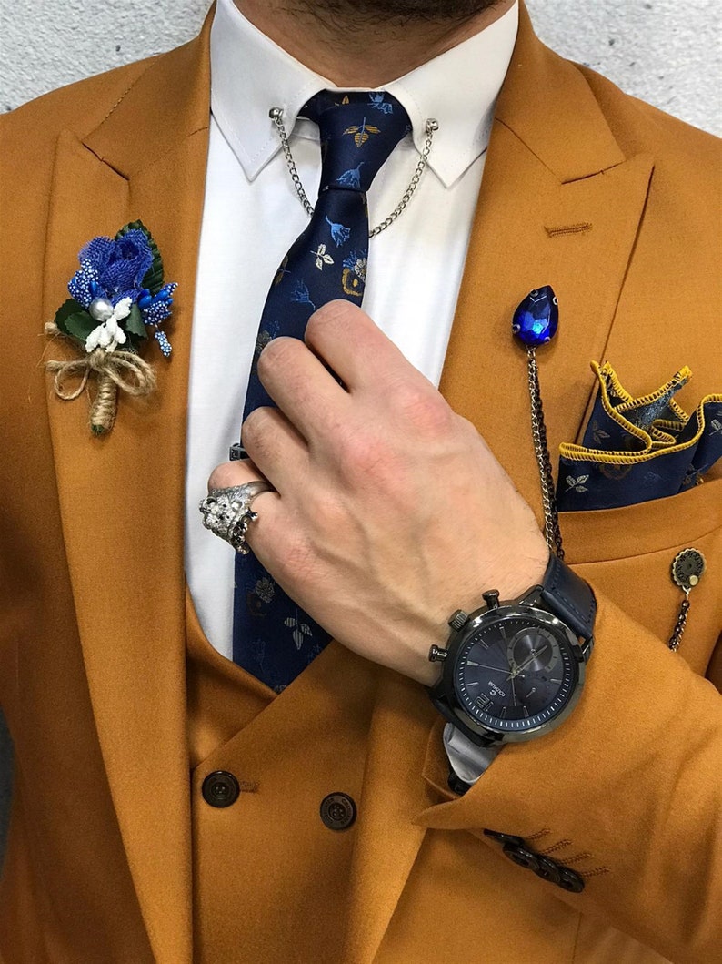 Handsome Mustard Men Suits Wedding Tuxedos 3 Piece Groom Wear One Button Slim Fit Prom Party Blazer Peaked Lapel Groomsmen Dinner Suit Jacket Vest Pan