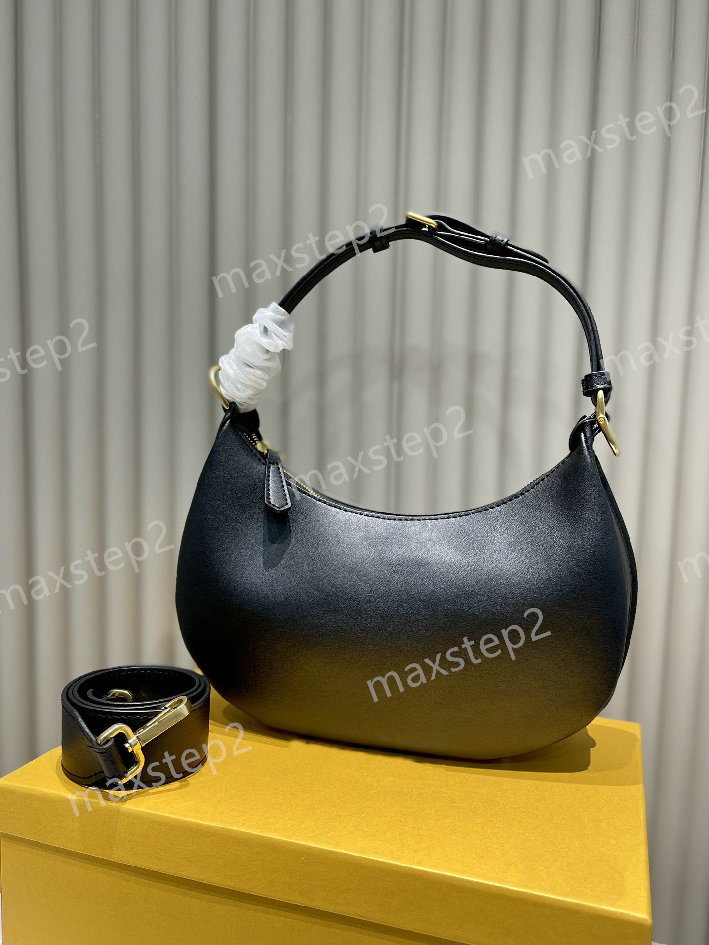 Graphy Half Moon Hobo Underarm Bag Bottom Metal Letters Vintage Smooth Leather Cross Body Luxurys Designers Handbag Shoulder Bag
Graphy Half Moon Hobo Underarm Bag Bottom Metal Letters Vintage Smooth Leather Cross Body Luxurys Designers Handbag Shoulder Bag